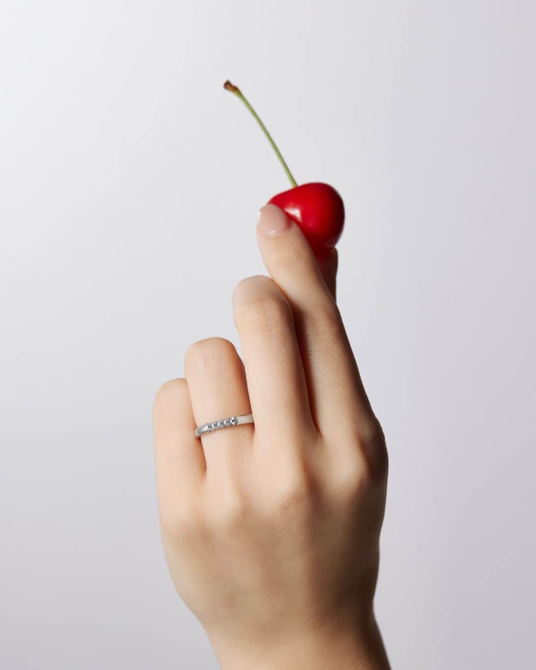 ラザール ダイヤモンド ブティック公式 | 婚約・結婚指輪さんのインスタグラム写真 - (ラザール ダイヤモンド ブティック公式 | 婚約・結婚指輪Instagram)「「着けている方が気持ちよい」ほど、 ずっと着けていたくなる心地よいフィット感を実践した ラザール ダイヤモンドのブライダルリング。  ありのままの自分でいることを肯定してくれるような装着感は 指もとにポジティブなオーラを宿してくれる。  ＜結婚指輪＞THREE SIDE  #lazarediamond #ラザールダイヤモンド #結婚指輪 #マリッジリング #NEWYORK #NYC #ダイヤモンド #ダイヤモンドリング #ブライダルリング #ブライダルリング専門店」9月27日 17時00分 - lazarediamond_boutique