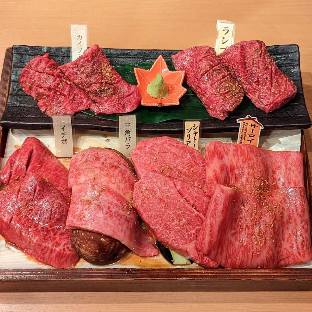 大見さなえのインスタグラム：「浜松町『くにもと 新館』 肉質、カットの美しいを炭火焼きで味わう焼肉店🥩 ⁡ お店注文必須！その日の最高のお肉が登場する 【店主のおまかせ盛り】 "上等、飛び切り、格別"の3つから選べます！ ⁡ 今回は"格別"を注文📝 6種類の極上赤身肉と極上霜降りが3種。 格別はシャトーブリアン入り🥩 肉質柔らかくて繊維にそってほどけてくる…🤤✨ ⁡ 塩：カイノミ、ランプ タレ：サーロイン、シャドーブリアン 　　　イチボ、三角バラ ⁡ 真正面からお肉と向き合えるお店！ ーーーーーーーーーーーーーーーーーーーー 注文必須のおまかせ盛り📝 •上等　7,000円×人数分 •飛び切り　10,000円×人数分 •格別　15,000円×人数分 ーーーーーーーーーーーーーーーーーーーー #くにもと新館 #くにもと #浜松町グルメ #東京焼肉 #めぐログ_浜松町 #めぐログ_焼肉 #焼肉 #浜松町焼肉 #肉テロ #和牛 #wagyu #yakiniku」