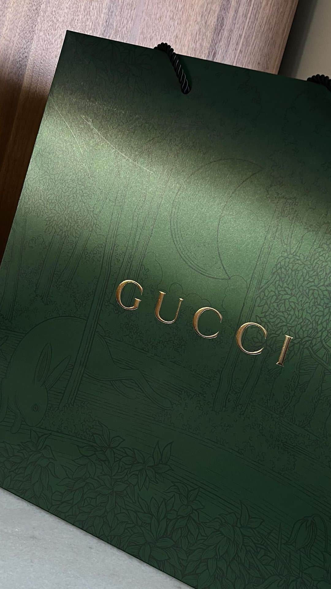 Christoffer Chengのインスタグラム：「Unboxing this lovely Mid Autumn gift box from @gucci 🌕  This years gift box comes with 4 delicious mooncakes and a beautiful tea set, in love with the box design 😍😍  #gucci」