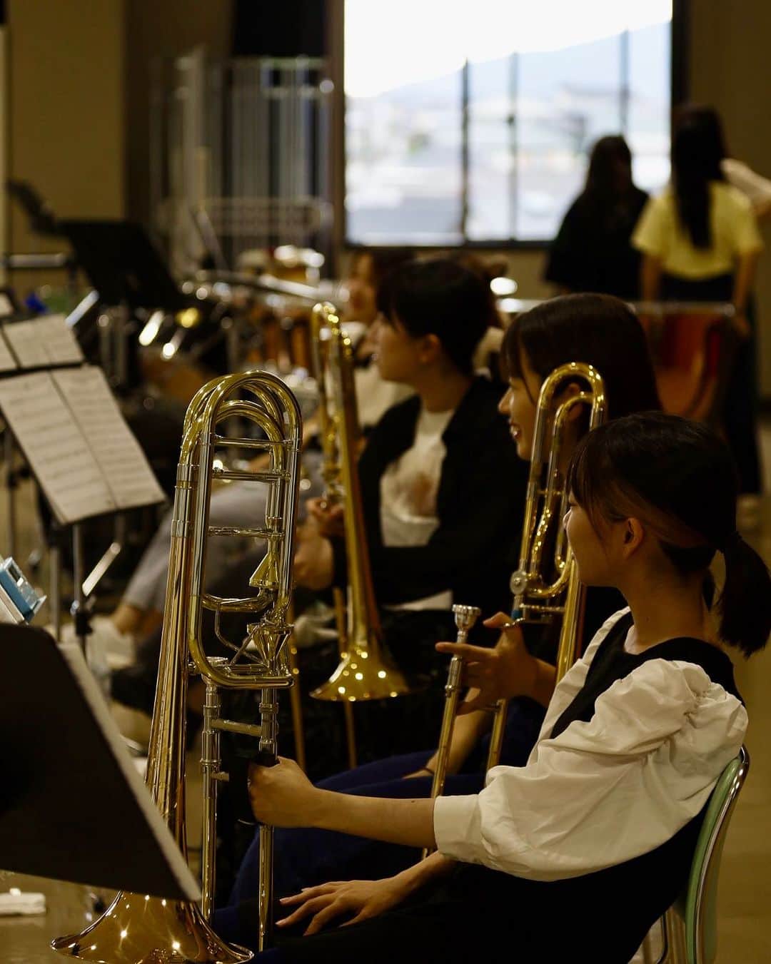 福岡女子短期大学さんのインスタグラム写真 - (福岡女子短期大学Instagram)「💠音楽科「ウインドアンサンブル」 アンサンブルを通して仲間とともに演奏する楽しさ、一つの目標に向かって努力する楽しさを学びます。こちらは初回の様子です。これから本格的にアンサンブルが始まります🎷  #福岡女子短期大学 #音楽科　#福岡女子短期大学音楽科 #福女短スナップ #福女短 #音大生　#音大生の日常」9月27日 17時02分 - fukuoka_wjc