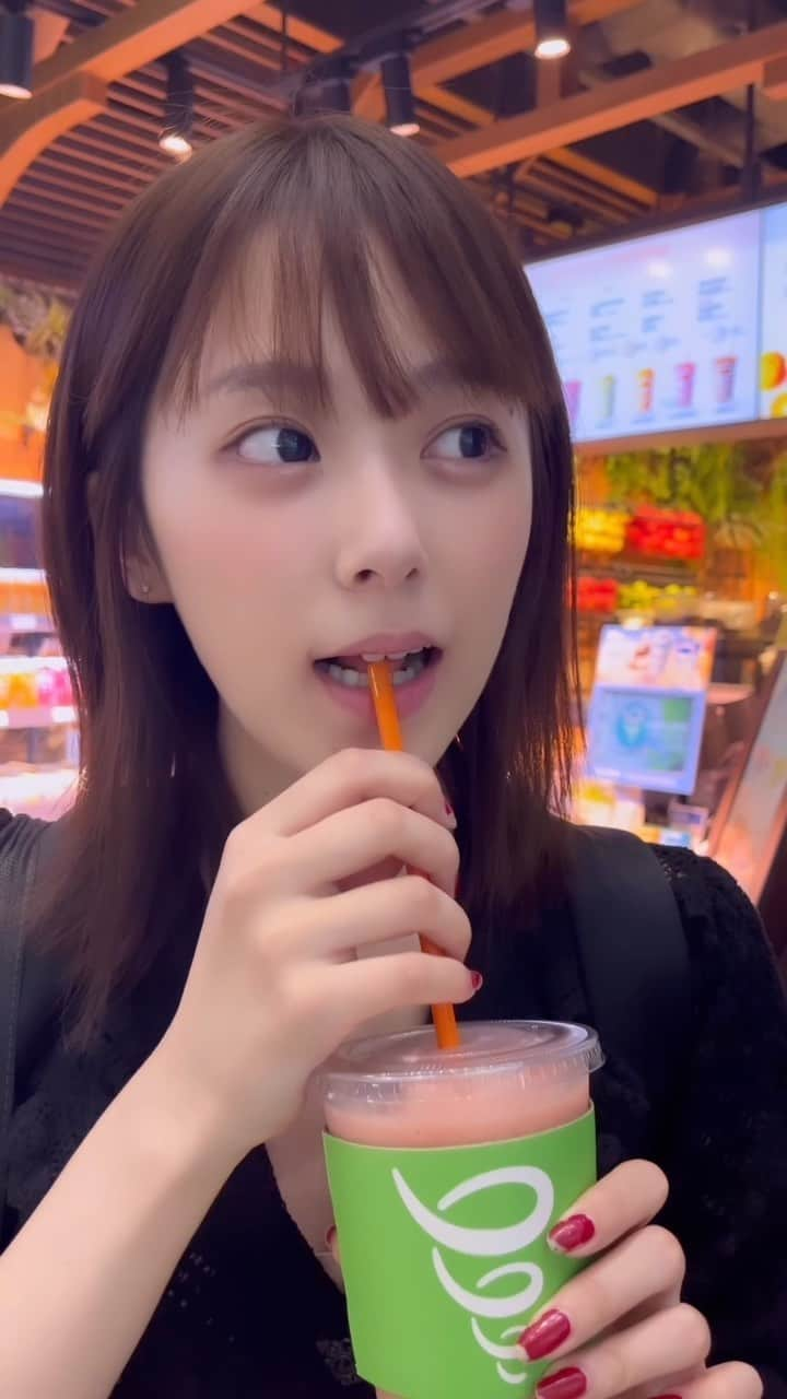 古川杏のインスタグラム：「飛行機楽しそうにしてるけど秒で寝ちゃって寝起きでJamba〜！ 今すぐでも寝そうな顔して飲んでる🥸  #スムージー#ねむい#寝起き#飛行機#仁川空港#仁川空港グルメ#韓国#ソウル旅行#ソウル#韓国旅行」