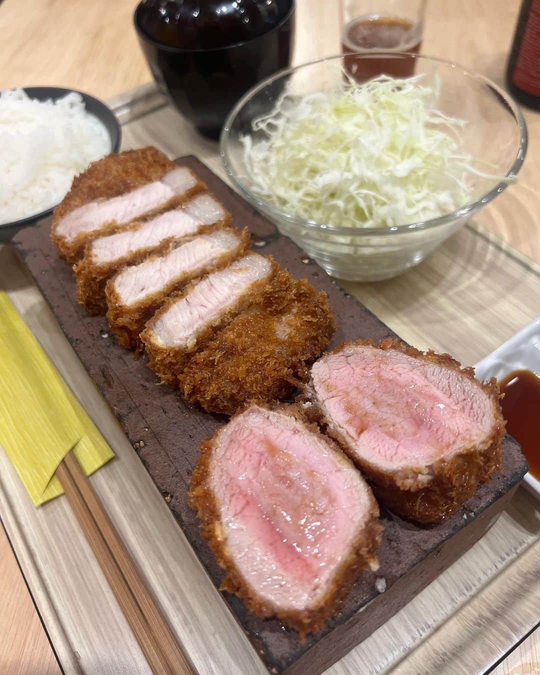 吉岡久美子さんのインスタグラム写真 - (吉岡久美子Instagram)「、 西中島南方にオープンした 人類みなトンカツに 行ってきました〜🐖🩷✨  私は特上ロース定食にした😭🫶  ガツンと美味しい豚肉を食べれて 最高やったぁ〜🥲🩷🩷🩷  お米もおいしかった〜🍚  大好きなエビフライつけようとしたら 完売してたからリベンジしたい🍤 、 、 #大阪とんかつ #西中島ランチ #人類みな麺類 #くそオヤジ最後のひとふり #ラーメン大戦争 #西中島南方ランチ #新大阪ランチ #新大阪ディナー #新大阪グルメ #西中島南方グルメ #shinosaka #shinosakastation #南方グルメ #新大阪駅グルメ #新大阪駅 #西中島 #西中島南方 #新大阪 #UNCHI社長 #matsumura_takahiro #人類に麺類を #ラーメンの力で世界をかえる #火星にラーメン屋を一番最初に出店する」9月27日 17時05分 - kuunyaaan