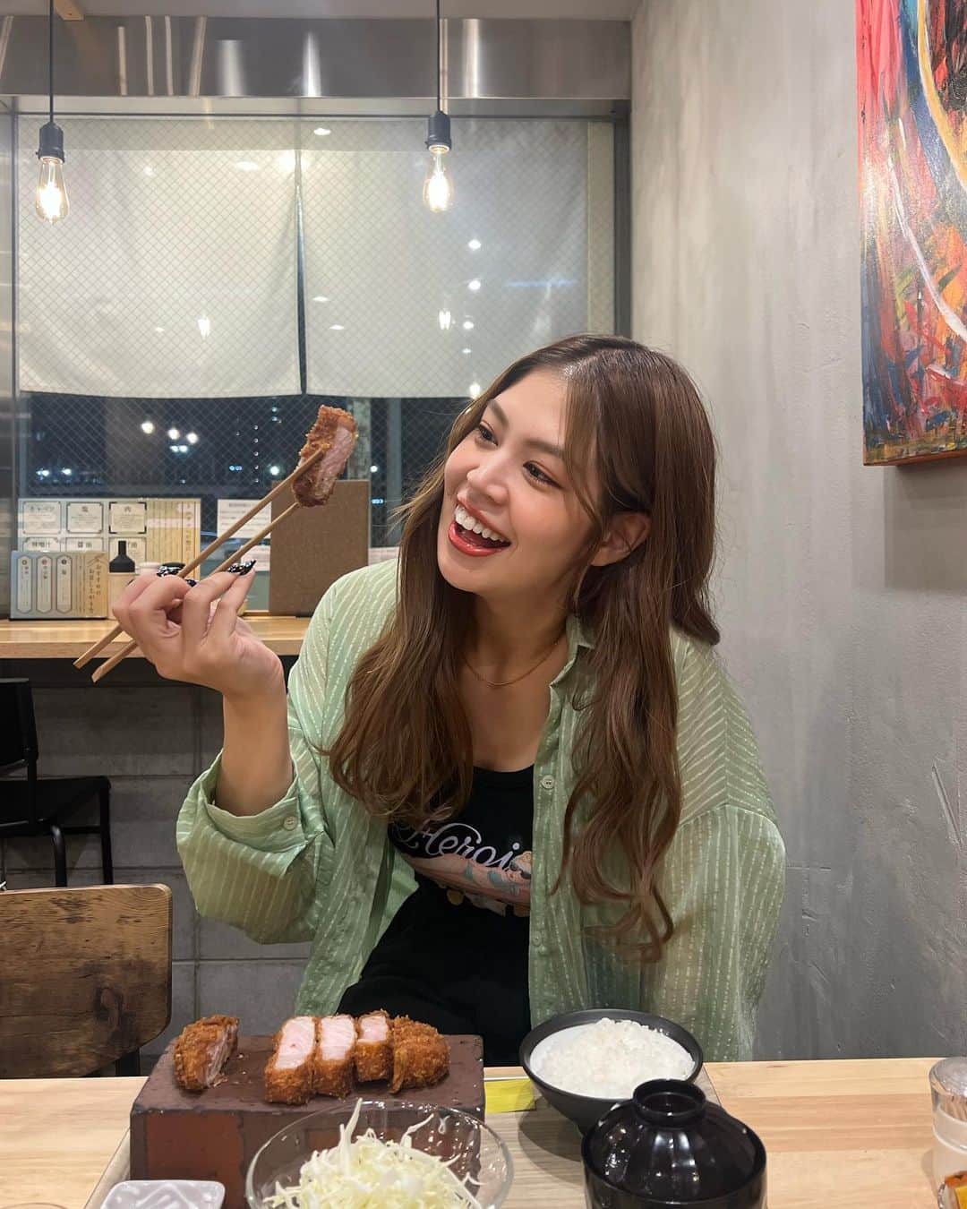 吉岡久美子さんのインスタグラム写真 - (吉岡久美子Instagram)「、 西中島南方にオープンした 人類みなトンカツに 行ってきました〜🐖🩷✨  私は特上ロース定食にした😭🫶  ガツンと美味しい豚肉を食べれて 最高やったぁ〜🥲🩷🩷🩷  お米もおいしかった〜🍚  大好きなエビフライつけようとしたら 完売してたからリベンジしたい🍤 、 、 #大阪とんかつ #西中島ランチ #人類みな麺類 #くそオヤジ最後のひとふり #ラーメン大戦争 #西中島南方ランチ #新大阪ランチ #新大阪ディナー #新大阪グルメ #西中島南方グルメ #shinosaka #shinosakastation #南方グルメ #新大阪駅グルメ #新大阪駅 #西中島 #西中島南方 #新大阪 #UNCHI社長 #matsumura_takahiro #人類に麺類を #ラーメンの力で世界をかえる #火星にラーメン屋を一番最初に出店する」9月27日 17時05分 - kuunyaaan