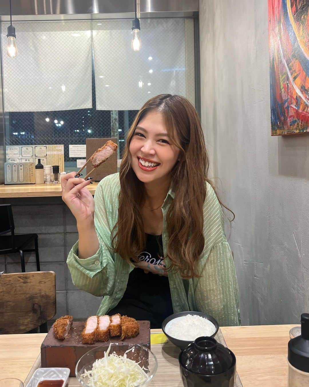 吉岡久美子さんのインスタグラム写真 - (吉岡久美子Instagram)「、 西中島南方にオープンした 人類みなトンカツに 行ってきました〜🐖🩷✨  私は特上ロース定食にした😭🫶  ガツンと美味しい豚肉を食べれて 最高やったぁ〜🥲🩷🩷🩷  お米もおいしかった〜🍚  大好きなエビフライつけようとしたら 完売してたからリベンジしたい🍤 、 、 #大阪とんかつ #西中島ランチ #人類みな麺類 #くそオヤジ最後のひとふり #ラーメン大戦争 #西中島南方ランチ #新大阪ランチ #新大阪ディナー #新大阪グルメ #西中島南方グルメ #shinosaka #shinosakastation #南方グルメ #新大阪駅グルメ #新大阪駅 #西中島 #西中島南方 #新大阪 #UNCHI社長 #matsumura_takahiro #人類に麺類を #ラーメンの力で世界をかえる #火星にラーメン屋を一番最初に出店する」9月27日 17時05分 - kuunyaaan