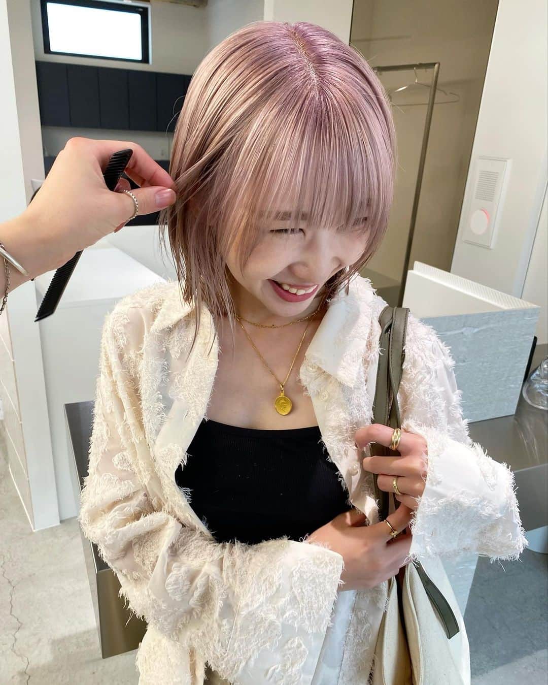 のインスタグラム：「〝pink lavender〟  ４枚目が1回目にご来店されたbefore（バレイヤージュ）でそこから今回で3回ご来店していただき、なるべくダメージレスにトーンが高い状態に◎  バレイヤージュのやり方によってはある程度の切れ毛のリスクはありますのでデザイン変えは計画的にするのがオススメです✔︎」