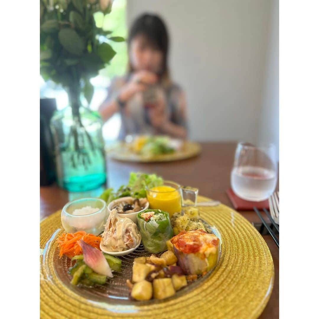 加藤沙知さんのインスタグラム写真 - (加藤沙知Instagram)「お友達とlunch🍽️  check!が、アジア大会放送のため今日まで放送休止ということで、お休みをいただきまして。  久しぶりに友人に会えました☺️  大人になると、子どもの頃のように 『ねぇねぇ、お友達になろ〜？😍』と、 いきなり声をかけるのも躊躇われるので、 お友達作りって難しいな〜と感じるのです。  そんな中、同い年ということもあり、 自然と仲良くなれた彼女。  常に学び、新しいチャレンジをしていて、 刺激をもらいました！  沢山笑って、エネルギーチャージしましたので、 明日からまたcheck! 元気にお送りします！  しかし。 短縮放送ですので、ご注意を⚠️  MRTテレビcheck!  @check.mrt  16:50〜17:30 です！  #お友達 #新しいチャレンジをしていて尊敬 #学び続ける姿勢は大切だな〜と刺激をもらいました #写真の撮り方も伝授して頂きました🤭笑 #lunch」9月27日 17時15分 - mrt.kato