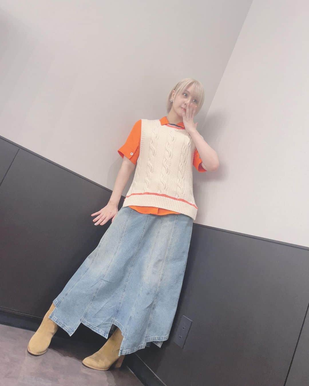 吉田有里さんのインスタグラム写真 - (吉田有里Instagram)「はぐみ衣装🍊🧡🧶🏵️🎗️ 2枚目3枚目はもえしちゃんがとってくれたよ🥰  ⁡ 各バンドのラジオが終わってしまって ひっそりと、ですが心から寂しく思っていた一人なので、 今回ハロハピ単独後という最高のタイミングで お邪魔させていただけて嬉しかったです、、 ⁡ あいあいさん、収録前から 「ハロハピイベみたよ、泣いたよ、、」と伝えてくれて本当に吉田が泣きそうだったよ。 ⁡ 楽屋裏でもワイワイお話しさせていただきましたので 響ラジオステーションで是非アーカイブ聴いてください！ ⁡ ⁡ #ハロハピ #バンドリ #ドリーマーズチューン #ニッポン放送 #jolf #響ラジオステーション  #fashion #ootd」9月27日 17時08分 - yu_ri_ysd