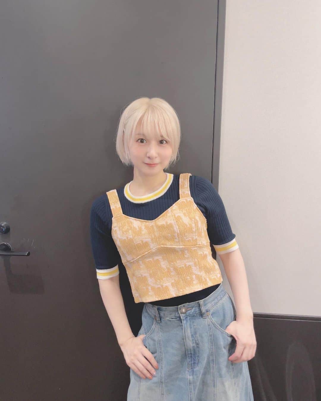 吉田有里のインスタグラム：「はぐみ衣装🍊🧡🧶🏵️🎗️ 2枚目3枚目はもえしちゃんがとってくれたよ🥰  ⁡ 各バンドのラジオが終わってしまって ひっそりと、ですが心から寂しく思っていた一人なので、 今回ハロハピ単独後という最高のタイミングで お邪魔させていただけて嬉しかったです、、 ⁡ あいあいさん、収録前から 「ハロハピイベみたよ、泣いたよ、、」と伝えてくれて本当に吉田が泣きそうだったよ。 ⁡ 楽屋裏でもワイワイお話しさせていただきましたので 響ラジオステーションで是非アーカイブ聴いてください！ ⁡ ⁡ #ハロハピ #バンドリ #ドリーマーズチューン #ニッポン放送 #jolf #響ラジオステーション  #fashion #ootd」