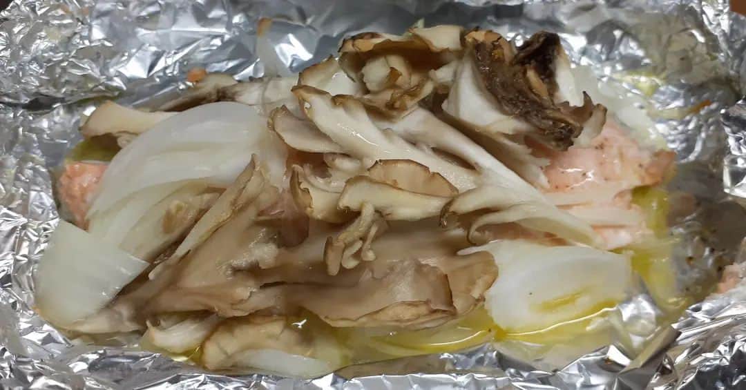 のインスタグラム：「#毎日野菜生活  秋鮭の玉ねぎ、舞茸バターホイル焼き😋🎵  アルミホイルに包んでオーブンで焼くだけの簡単で旨い一品❗ 醤油ちょっとたらしていただきまぁす🎵  #鮭レシピ #ホイル焼き #秋の味覚 #きのこ #玉ねぎレシピ  #面白い野菜 #秋鮭 #加賀野菜 #ベジスタグラム #家庭菜園  #もったいないを忘れない #朝ごはんシリーズ #ディナー #おうちご飯 #田舎料理 #野菜生活  #旬を味わう #グルメ #田舎暮らし #自給自足 #山菜 #朝採り野菜 #stiilgood  #規格外野菜 #フードロス  #sdgs  #ファッション  #栄養まるごとプロジェクト #foodphotography  「Stillgood！」お求めはこちらから 　　　　↓ https://still-good.shop」