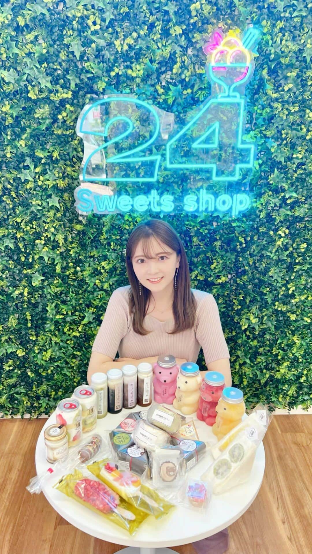 本谷紗己のインスタグラム：「和歌山市三葛にopenした 24時間スイーツショップ🍰 もう行きましたか〜？✨ 人気スイーツがいっぱい🥰 私も少し前に撮影で行ってきました！ 24時間無人販売だからいつでも かわいくて美味しいスイーツが購入できる🤤♡ 詳しくは @24sweetsshop_wakayamamikazura を チェックしてくださいね👀 その日の品揃えもストーリーでupしてくださってます🎵  #pr #insta_wakayama #wakayama #さぴ和歌山 #なんて素敵な和歌山なんでしょう　#わくわく編集部 #お取り寄せ　#お取り寄せスイーツ　#スイーツ #24時間営業　#和歌山市」