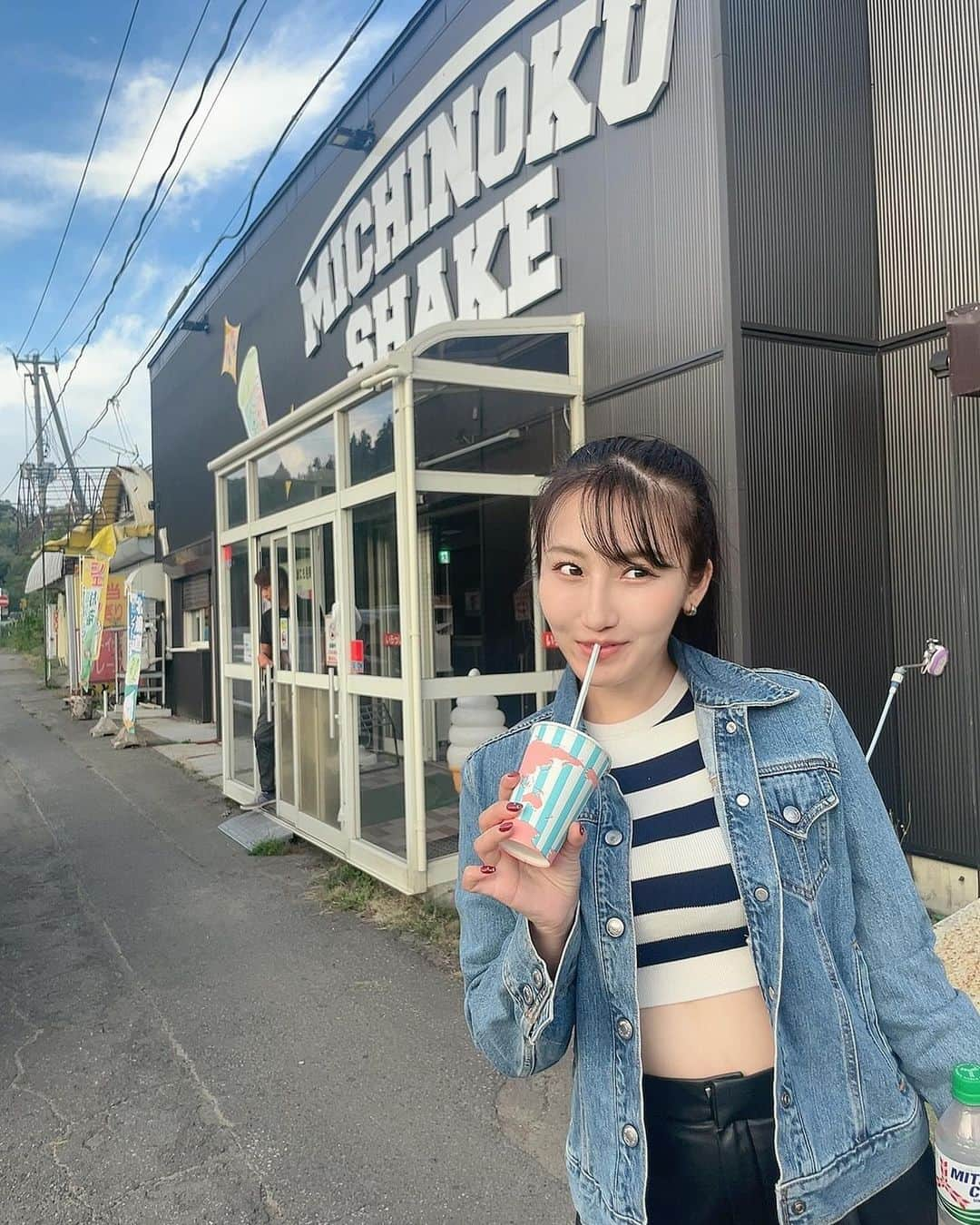 熊谷麻音さんのインスタグラム写真 - (熊谷麻音Instagram)「私も大好きな  #みちのくシェーク ✨🥰  青森の人気のドライブスポット🚗³₃  免許をとったらまず行く所🤭💓て感じだったなあ🤭  300種類くらいのシェークがあっていつも めっちゃ迷う！クレープも焼きそばパンも 美味しいよん😋   #青森観光  #みちのくシェーク  #青森市   #青森旅行  #青森グルメ  #青森市カフェ  #青森県  #浅虫  #青森市グルメ」9月27日 17時13分 - mao_kumagai