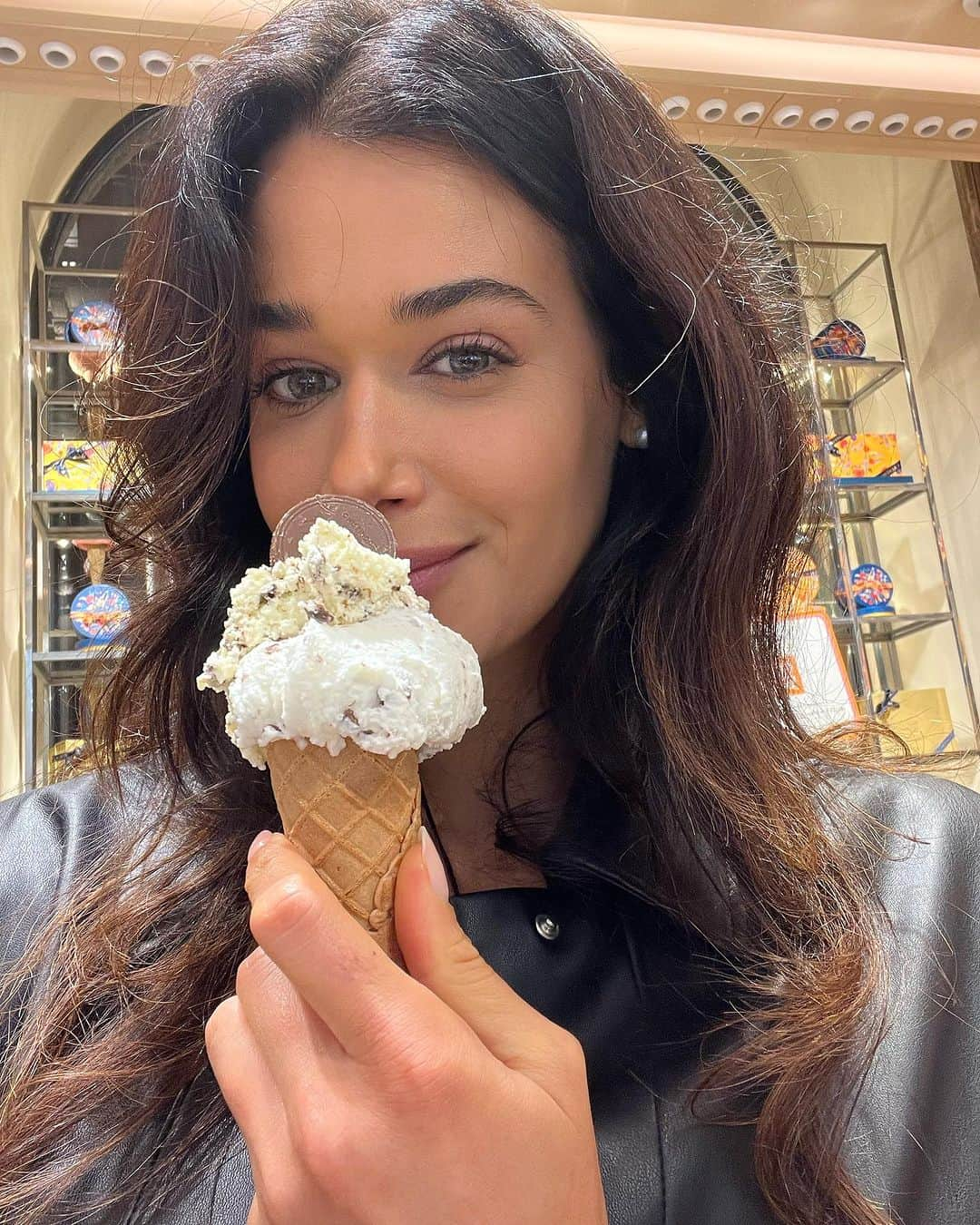 ステファニー・ダナのインスタグラム：「Things I want to remember from my 1st time in Milan/ Milan fashion week ☺️🫶 (in no particular order):  Gelato 🤤, @missbikiniluxe ❤️❤️, all the dresses 😍, the rain/ failing to understand weather🙈, eating raw salmon every single day ❓haha, the best tourist attractions — and not pictured, but having Starbucks everyday because I missed it from the states/ Japan!! 😅」