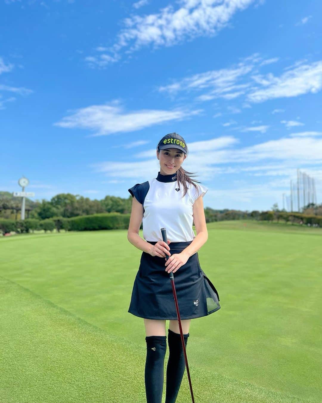 橋本マナミのインスタグラム：「ゴルフ日和！ お仕事でゴルフに参加してきました🥰 お天気も良く楽しかったゎー💕💕 @estroso_official #ゴルフ　#ゴルフ女子　#ゴルフ女子コーデ」