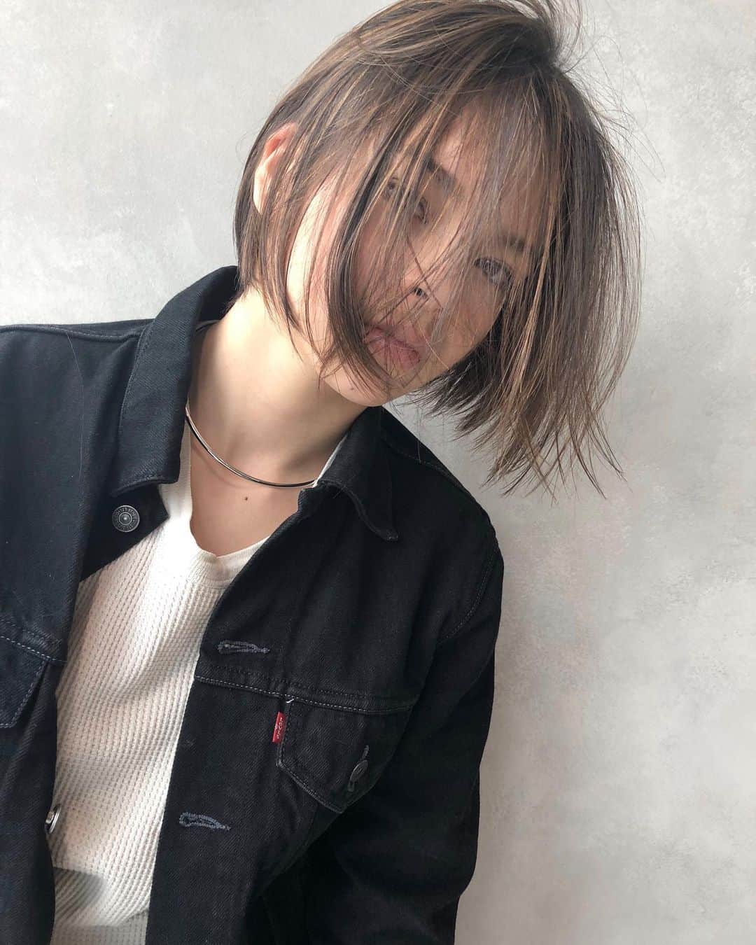 MORIZO カラースペシャリストのインスタグラム：「隙間感のあるbob.. オイルをサラッとつけて終了 軽くて重い こっくりbrownのnatural highlightで季節感を」