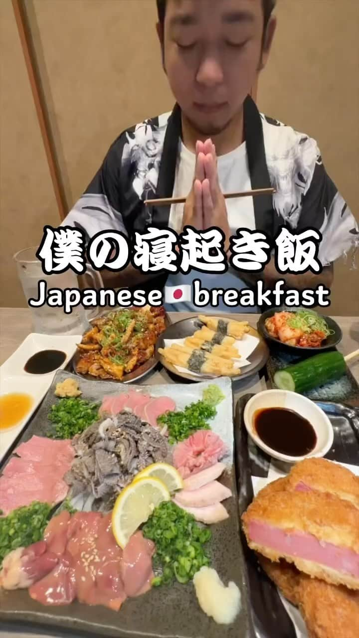 ☆SH!NR!☆のインスタグラム：「今回お邪魔させて頂いたのは、大阪梅田にある【大衆肉酒場　ブラック】新鮮な肉刺身5種盛りに、サクサクのハムカツ、大阪発祥ちりとり鍋なども食べられるとてもリーズナブルな大衆料理が沢山でした^ ^掘りごたつ、完全個室なども有り記念日サプライズにもオススメのお店です。是非皆さまもご堪能あれ〜ご馳走様でした🥷🙏【大阪府大阪市北区小松原町1-10梅田パルビル5F】 #japanesefood #asmr #tiktokasmr #mukbang #梅田 #大衆酒場 #刺身 #大食い #早食い #料理 #타코야키 #씹는 #스테이크 #조식 #대식」