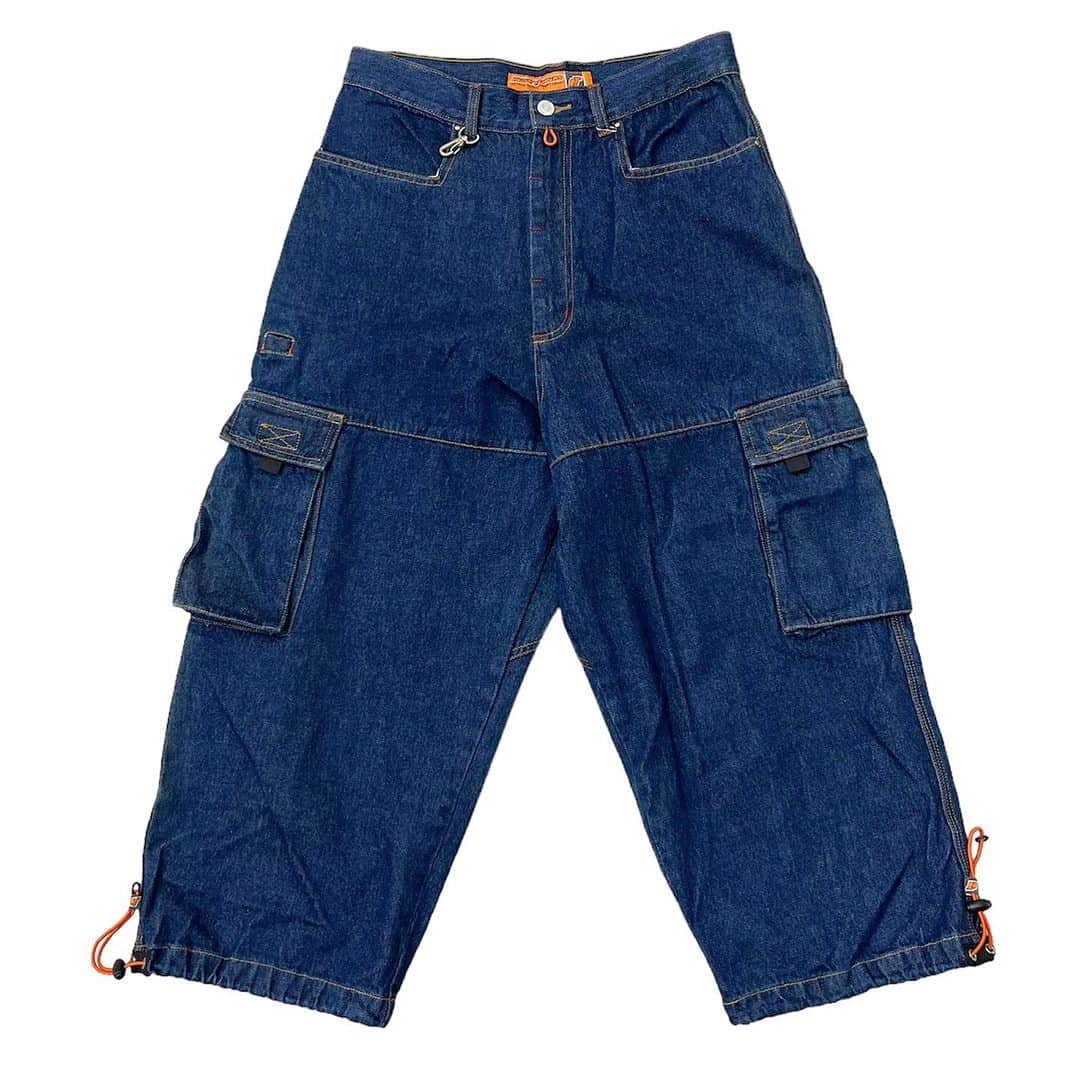 ジャムルのインスタグラム：「Denim tech カーゴパンツ クロップドレングス ¥11800+tax(12980) . 90年代後半から00年代頃のまさにy2kなデニムテックカーゴパンツ。  裾のドローコードがオレンジだったり、ウエストにカラビナが付いていたり、両サイドのポケットの形が違ったりと、細かなディティールも◎  バギーでクロップドレングス、シルエットも可愛い！ .  WEB SHOPに入荷しております。 是非ご覧ください。 jammru.com  #お問い合わせはお電話で承ります #jammru #大阪古着屋#心斎橋古着屋 #y2k#y2kfashion #techwear  #osaka  #fashion  #streetstyle  #streetfashion  #vtg  #vintage  #used  #usedclothing  #古着 #古着屋 #ファッション #70s #80s #90s」