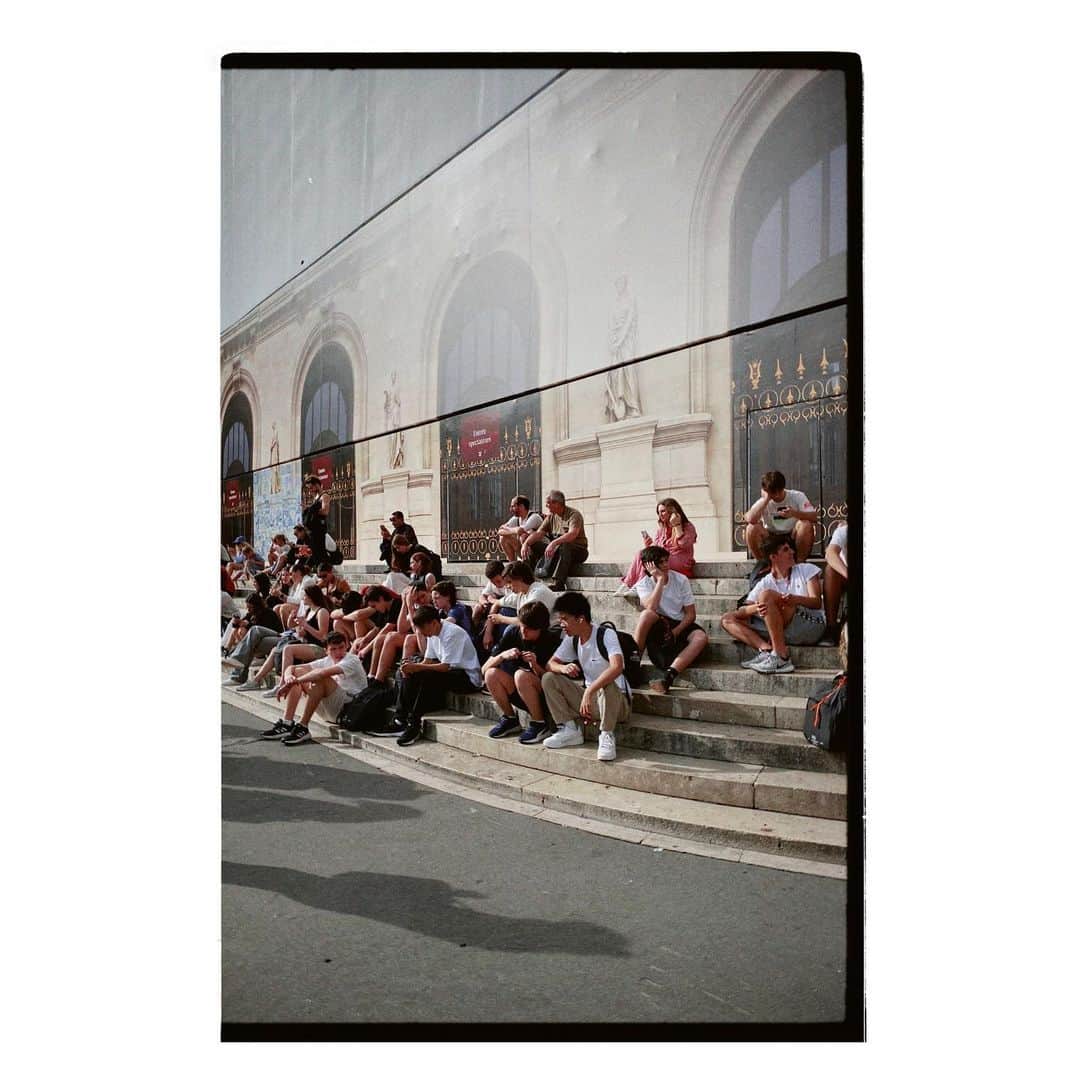 岩崎拓馬さんのインスタグラム写真 - (岩崎拓馬Instagram)「🇫🇷🇫🇷🇫🇷🇫🇷 . . 工事中のオペラガルニエは 一面壁紙化されてたけれど、  一緒に座って路上ライブを聞く。 . . #paris #happytime」9月27日 17時18分 - happy_takuma