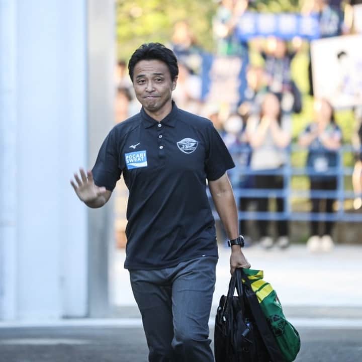 徳島ヴォルティスのインスタグラム：「【9/27(水)19:00 熊本戦】 選手バス到着🚌 さあ、戦いへ🔥  #徳島ヴォルティス #vortis #Jリーグ #football」