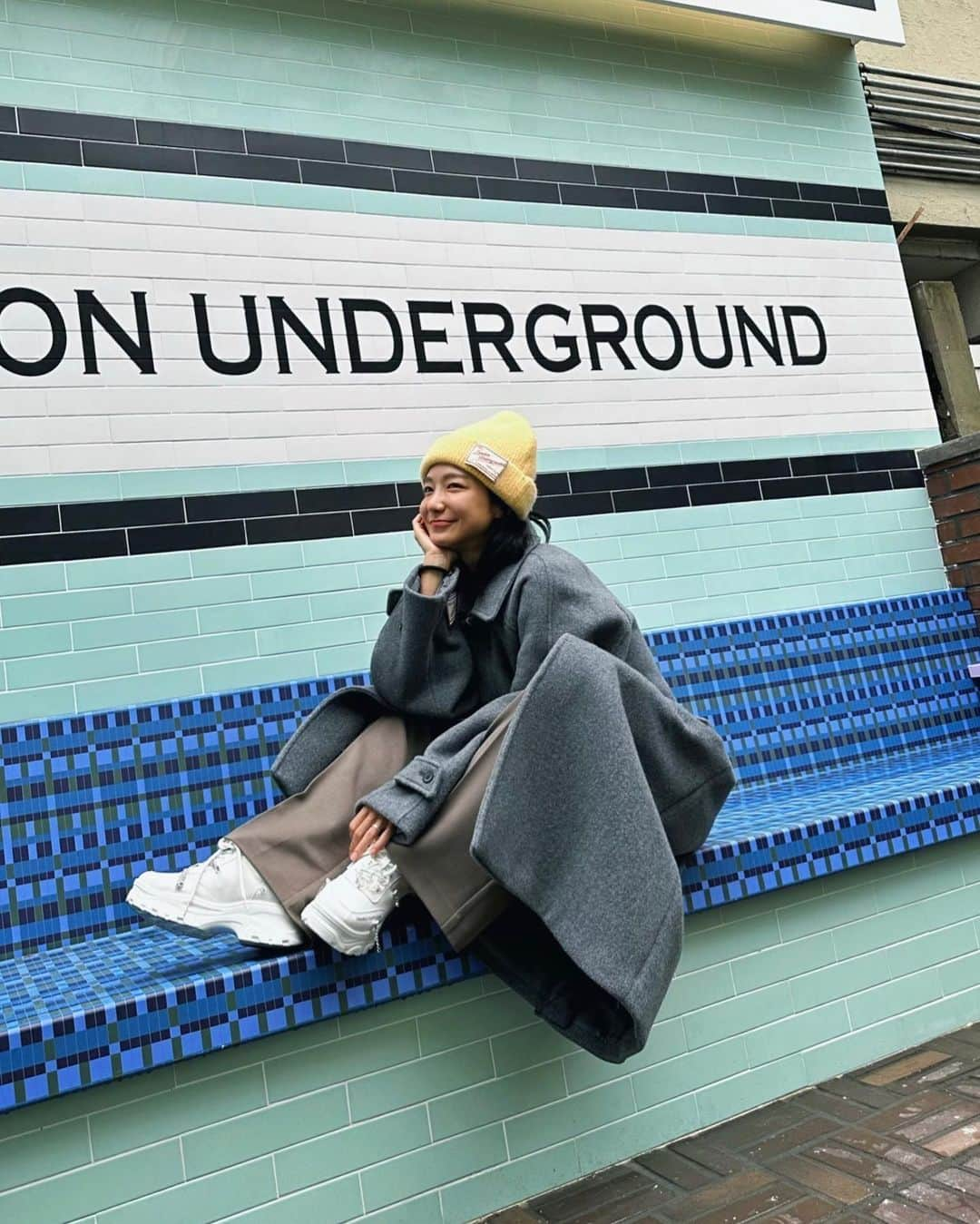 シン・ソユルさんのインスタグラム写真 - (シン・ソユルInstagram)「⠀ ⠀ 오랜만에 외출:) 🚇London Underground. ⠀ photo by_갑자기 사진을 잘 찍는 반려자. ⠀ ⠀ ⠀」9月27日 17時21分 - shin_so_yul