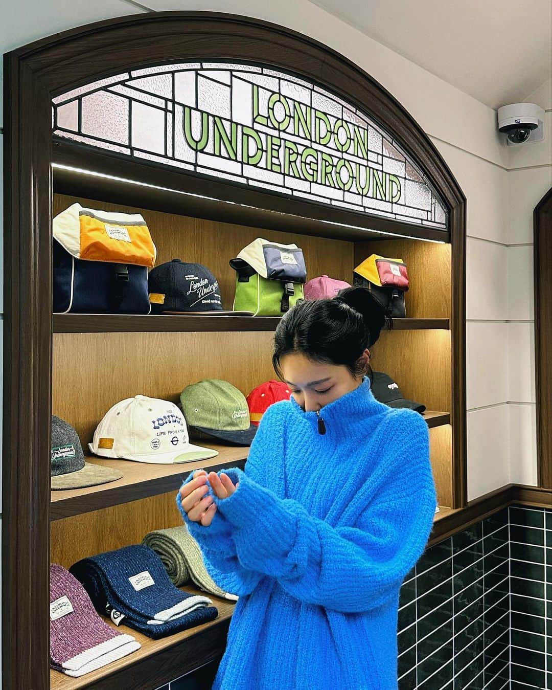 シン・ソユルのインスタグラム：「⠀ ⠀ 오랜만에 외출:) 🚇London Underground. ⠀ photo by_갑자기 사진을 잘 찍는 반려자. ⠀ ⠀ ⠀」