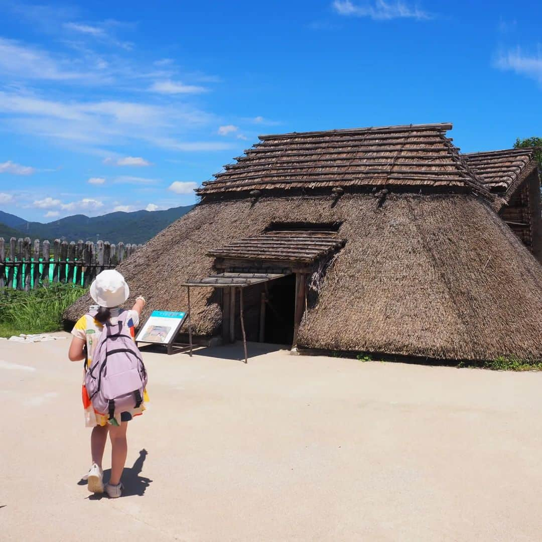 Kuboi Ayumiさんのインスタグラム写真 - (Kuboi AyumiInstagram)「修学旅行ぶりの「吉野ヶ里遺跡」へ行ってきました。  吉野ヶ里歴史公園の中にあるのですが、公園は4つのゾーンにわかれています。 吉野ヶ里遺跡の復元された巨大環壕集落の見学ができるだけでなく、勾玉づくりをはじめとした体験プログラムがあったり、遊具エリアやバーベキューエリアも！  ・映像施設やレストランがある歴史公園センターを中心とした「入口ゾーン」 ・最盛期だった3世紀後半の吉野ヶ里遺跡の巨大環壕集落が復元された「環壕集落ゾーン」 ・約20ヘクタールの広さがあり、遊具や大芝生広場、野外炊事コーナーなどのレクリエーション施設がある「古代の原ゾーン」 ・公園北部に広がる脊振山系の在来植物を土壌も含め移植することで、弥生時代の森を再現した「古代の森ゾーン」  とにかく広くて、１日ではまわりきれません。 バスもあるので、うまく活用するのがおすすめです。  我が家のお目当ては、教科書で物見櫓や竪穴住居など。 学生の頃に教科書で学んだ知識を、実物を見ながらめいっぱい娘たちにも教えてきました。 中に入れたりもするので、探検しながら楽しんで。 本物の甕棺や出土品レプリカの展示、北墳丘墓の展示もありましたよ。  ちなみに、マスコットキャラクターの名前は「ひみか」と「やよい」です。  ■吉野ヶ里歴史公園 〒842-0035 佐賀県神埼郡吉野ヶ里町田手1843 TEL：0952-55-9333  ○+●+○+●+○+●+○+●+○+●+○+●+○+●  @himekagami　←　check♡  おうちごはん が楽しくなるお取り寄せグルメ や簡単＆時短ごはん、育児情報など発信中！ 投稿が気に入ったら保存&フォローしていただけるとうれしいです。 いつもありがとうございます(^^)  ○+●+○+●+○+●+○+●+○+●+○+●+○+●  #佐賀 #saga #吉野ヶ里 #吉野ヶ里遺跡 #遺跡 #佐賀県 #佐賀観光 #佐賀旅行 #九州観光 #九州旅行 #吉野ヶ里歴史公園」9月27日 17時21分 - himekagami