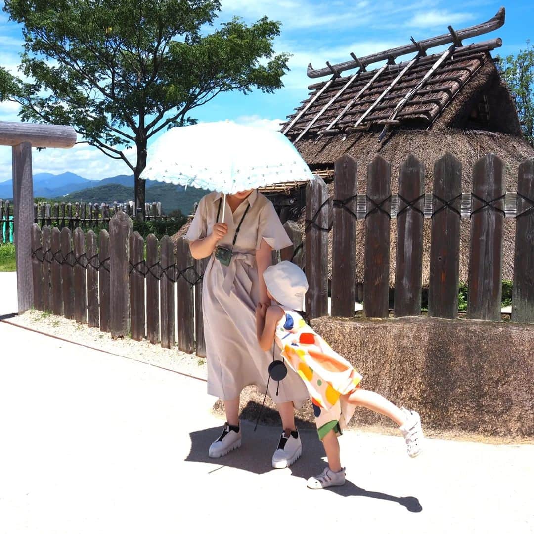 Kuboi Ayumiさんのインスタグラム写真 - (Kuboi AyumiInstagram)「修学旅行ぶりの「吉野ヶ里遺跡」へ行ってきました。  吉野ヶ里歴史公園の中にあるのですが、公園は4つのゾーンにわかれています。 吉野ヶ里遺跡の復元された巨大環壕集落の見学ができるだけでなく、勾玉づくりをはじめとした体験プログラムがあったり、遊具エリアやバーベキューエリアも！  ・映像施設やレストランがある歴史公園センターを中心とした「入口ゾーン」 ・最盛期だった3世紀後半の吉野ヶ里遺跡の巨大環壕集落が復元された「環壕集落ゾーン」 ・約20ヘクタールの広さがあり、遊具や大芝生広場、野外炊事コーナーなどのレクリエーション施設がある「古代の原ゾーン」 ・公園北部に広がる脊振山系の在来植物を土壌も含め移植することで、弥生時代の森を再現した「古代の森ゾーン」  とにかく広くて、１日ではまわりきれません。 バスもあるので、うまく活用するのがおすすめです。  我が家のお目当ては、教科書で物見櫓や竪穴住居など。 学生の頃に教科書で学んだ知識を、実物を見ながらめいっぱい娘たちにも教えてきました。 中に入れたりもするので、探検しながら楽しんで。 本物の甕棺や出土品レプリカの展示、北墳丘墓の展示もありましたよ。  ちなみに、マスコットキャラクターの名前は「ひみか」と「やよい」です。  ■吉野ヶ里歴史公園 〒842-0035 佐賀県神埼郡吉野ヶ里町田手1843 TEL：0952-55-9333  ○+●+○+●+○+●+○+●+○+●+○+●+○+●  @himekagami　←　check♡  おうちごはん が楽しくなるお取り寄せグルメ や簡単＆時短ごはん、育児情報など発信中！ 投稿が気に入ったら保存&フォローしていただけるとうれしいです。 いつもありがとうございます(^^)  ○+●+○+●+○+●+○+●+○+●+○+●+○+●  #佐賀 #saga #吉野ヶ里 #吉野ヶ里遺跡 #遺跡 #佐賀県 #佐賀観光 #佐賀旅行 #九州観光 #九州旅行 #吉野ヶ里歴史公園」9月27日 17時21分 - himekagami