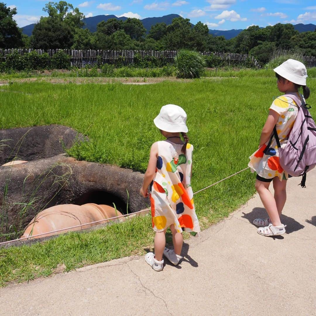 Kuboi Ayumiさんのインスタグラム写真 - (Kuboi AyumiInstagram)「修学旅行ぶりの「吉野ヶ里遺跡」へ行ってきました。  吉野ヶ里歴史公園の中にあるのですが、公園は4つのゾーンにわかれています。 吉野ヶ里遺跡の復元された巨大環壕集落の見学ができるだけでなく、勾玉づくりをはじめとした体験プログラムがあったり、遊具エリアやバーベキューエリアも！  ・映像施設やレストランがある歴史公園センターを中心とした「入口ゾーン」 ・最盛期だった3世紀後半の吉野ヶ里遺跡の巨大環壕集落が復元された「環壕集落ゾーン」 ・約20ヘクタールの広さがあり、遊具や大芝生広場、野外炊事コーナーなどのレクリエーション施設がある「古代の原ゾーン」 ・公園北部に広がる脊振山系の在来植物を土壌も含め移植することで、弥生時代の森を再現した「古代の森ゾーン」  とにかく広くて、１日ではまわりきれません。 バスもあるので、うまく活用するのがおすすめです。  我が家のお目当ては、教科書で物見櫓や竪穴住居など。 学生の頃に教科書で学んだ知識を、実物を見ながらめいっぱい娘たちにも教えてきました。 中に入れたりもするので、探検しながら楽しんで。 本物の甕棺や出土品レプリカの展示、北墳丘墓の展示もありましたよ。  ちなみに、マスコットキャラクターの名前は「ひみか」と「やよい」です。  ■吉野ヶ里歴史公園 〒842-0035 佐賀県神埼郡吉野ヶ里町田手1843 TEL：0952-55-9333  ○+●+○+●+○+●+○+●+○+●+○+●+○+●  @himekagami　←　check♡  おうちごはん が楽しくなるお取り寄せグルメ や簡単＆時短ごはん、育児情報など発信中！ 投稿が気に入ったら保存&フォローしていただけるとうれしいです。 いつもありがとうございます(^^)  ○+●+○+●+○+●+○+●+○+●+○+●+○+●  #佐賀 #saga #吉野ヶ里 #吉野ヶ里遺跡 #遺跡 #佐賀県 #佐賀観光 #佐賀旅行 #九州観光 #九州旅行 #吉野ヶ里歴史公園」9月27日 17時21分 - himekagami