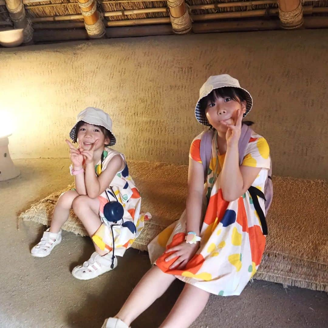 Kuboi Ayumiさんのインスタグラム写真 - (Kuboi AyumiInstagram)「修学旅行ぶりの「吉野ヶ里遺跡」へ行ってきました。  吉野ヶ里歴史公園の中にあるのですが、公園は4つのゾーンにわかれています。 吉野ヶ里遺跡の復元された巨大環壕集落の見学ができるだけでなく、勾玉づくりをはじめとした体験プログラムがあったり、遊具エリアやバーベキューエリアも！  ・映像施設やレストランがある歴史公園センターを中心とした「入口ゾーン」 ・最盛期だった3世紀後半の吉野ヶ里遺跡の巨大環壕集落が復元された「環壕集落ゾーン」 ・約20ヘクタールの広さがあり、遊具や大芝生広場、野外炊事コーナーなどのレクリエーション施設がある「古代の原ゾーン」 ・公園北部に広がる脊振山系の在来植物を土壌も含め移植することで、弥生時代の森を再現した「古代の森ゾーン」  とにかく広くて、１日ではまわりきれません。 バスもあるので、うまく活用するのがおすすめです。  我が家のお目当ては、教科書で物見櫓や竪穴住居など。 学生の頃に教科書で学んだ知識を、実物を見ながらめいっぱい娘たちにも教えてきました。 中に入れたりもするので、探検しながら楽しんで。 本物の甕棺や出土品レプリカの展示、北墳丘墓の展示もありましたよ。  ちなみに、マスコットキャラクターの名前は「ひみか」と「やよい」です。  ■吉野ヶ里歴史公園 〒842-0035 佐賀県神埼郡吉野ヶ里町田手1843 TEL：0952-55-9333  ○+●+○+●+○+●+○+●+○+●+○+●+○+●  @himekagami　←　check♡  おうちごはん が楽しくなるお取り寄せグルメ や簡単＆時短ごはん、育児情報など発信中！ 投稿が気に入ったら保存&フォローしていただけるとうれしいです。 いつもありがとうございます(^^)  ○+●+○+●+○+●+○+●+○+●+○+●+○+●  #佐賀 #saga #吉野ヶ里 #吉野ヶ里遺跡 #遺跡 #佐賀県 #佐賀観光 #佐賀旅行 #九州観光 #九州旅行 #吉野ヶ里歴史公園」9月27日 17時21分 - himekagami