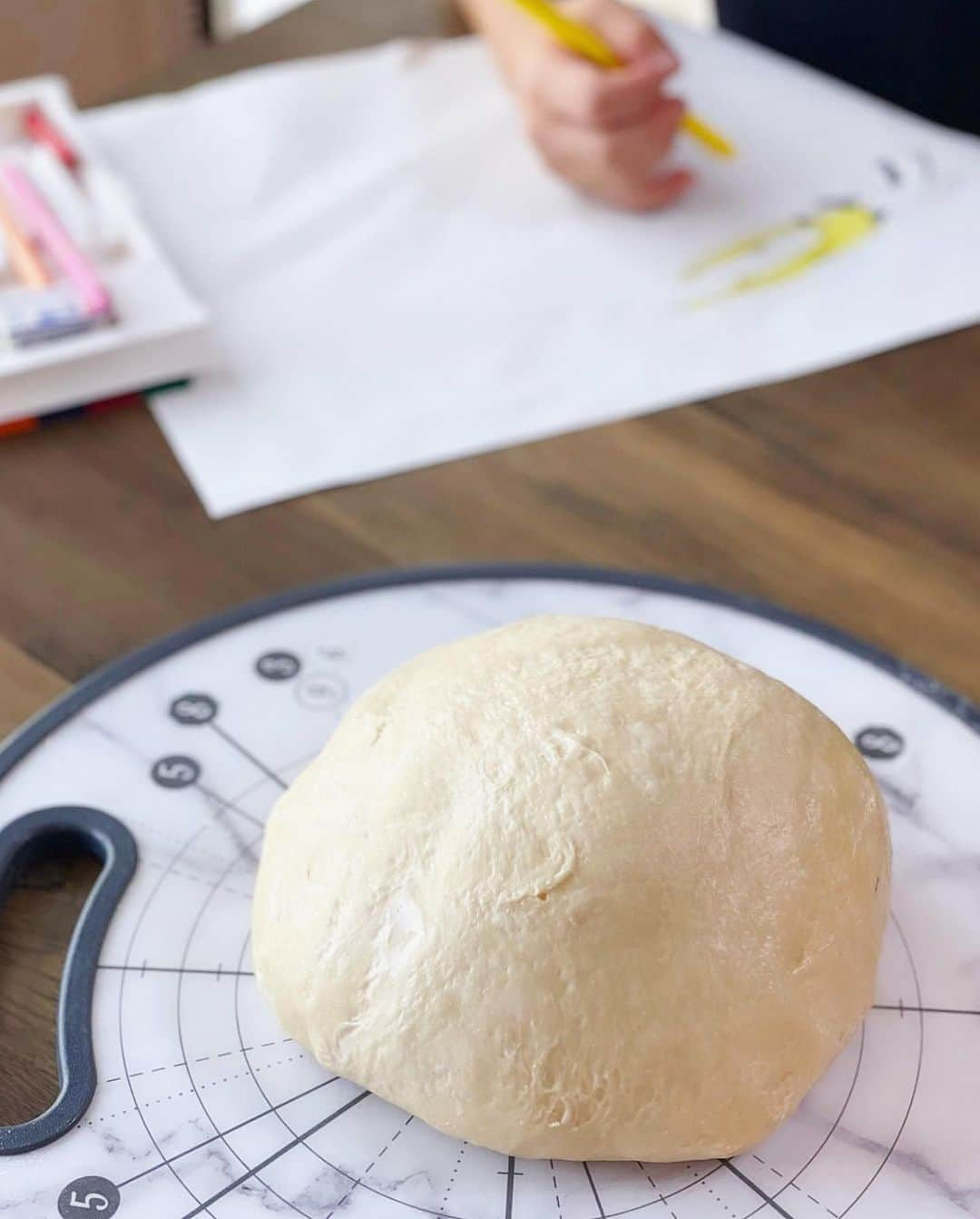 中村明花のインスタグラム：「. いつかの休日。 お友達とパン作りをしました🥐 . 教えるのもいいけど、楽しむことを第一に考えて、今回は口出しもせず、ただただ好きに作ってもらうスタイルで子供達に丸投げ\(( °ω° ))/ぇぃ . そうしたら、自分たちで「どんなパンを作るか絵を書こう！」と計画的な子供たち。 . いいねぇ👍👍👍 . 混ぜてみたり、伸ばしてみたり、大人はやらない具材の組み合わせにしてみたり(笑)、実験のように一生懸命楽しんで作っている皆を見ていて楽しかったです☺️ . 皆で作って食べると更に美味しいよね♡ . 今まではお店でランチか、ピクニックランチしてからの公園遊びが定番だったけど、 皆で料理してランチしてからの公園遊びな休日もいいねとママ達と話していました🥳 次は何作ろうかな♪ . . #パン作り #得意では無いけど作るのは好き🍞 #群馬生活 #群馬暮らし #MartWEEKENDER」