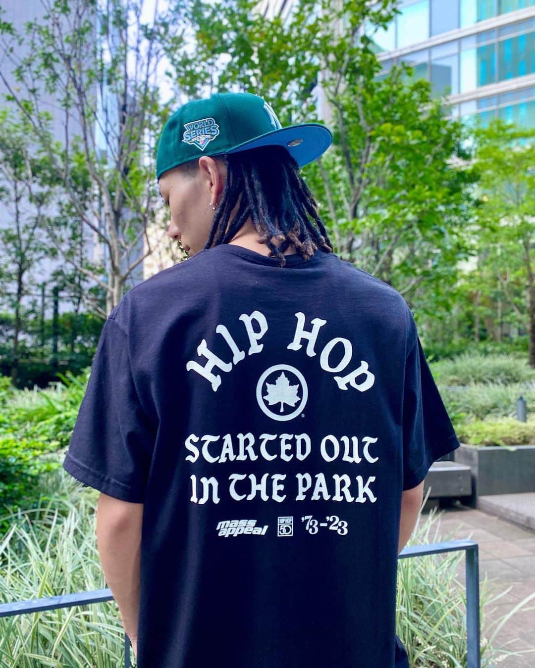 GROW AROUNDのインスタグラム：「HIP HOPの誕生から50周年記念としてCENTRAL PARKで開催されたPARK JAMSは、DJ PREMIERを中心とした大物が勢揃いのイベントとなった。MASS APPEAL x HIP HOP 50 x NYC PARKSのコラボレーションとなる証をフロントやバックに施したショートスリーブTシャツは、ニューヨークの美術館 HALL DES LUMIÈRES にて開催のイベント HIP HOP TIL INFINITY での買い付け。6オンスのボディー。MADE IN THE USA。   ※MASS APPEALオフィシャルウェブサイトにて完売のアイテム。  WEBUP完了しました✅  #growaround」