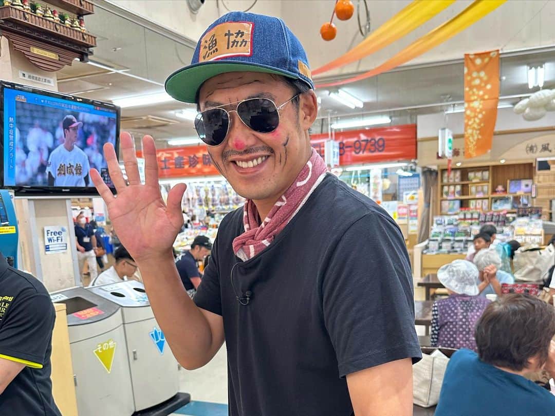 高坂友衣さんのインスタグラム写真 - (高坂友衣Instagram)「. ハレのちあした 先週のハレのちおやつは 八戸市のマルシャンから。  昭和55年から続く 八食センターの中のパン屋さん。 もちもち食パンに 玉ねぎたっぷりオニオンブレッド 草大福が入ったもちもちドーナツ🍩  今回も いさばのとっちゃが来てくれました。 とっちゃと一緒にパン食べました。 とっちゃ、また来てね。  #とっちゃが持ってきた謎の仮面とマント」9月27日 17時22分 - yui_kosaka828