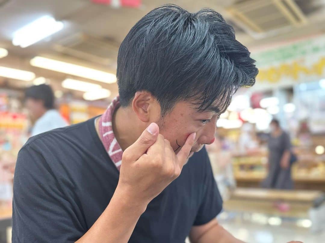 高坂友衣さんのインスタグラム写真 - (高坂友衣Instagram)「. ハレのちあした 先週のハレのちおやつは 八戸市のマルシャンから。  昭和55年から続く 八食センターの中のパン屋さん。 もちもち食パンに 玉ねぎたっぷりオニオンブレッド 草大福が入ったもちもちドーナツ🍩  今回も いさばのとっちゃが来てくれました。 とっちゃと一緒にパン食べました。 とっちゃ、また来てね。  #とっちゃが持ってきた謎の仮面とマント」9月27日 17時22分 - yui_kosaka828