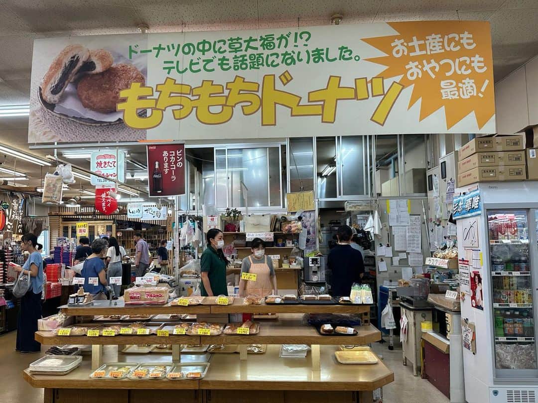 高坂友衣さんのインスタグラム写真 - (高坂友衣Instagram)「. ハレのちあした 先週のハレのちおやつは 八戸市のマルシャンから。  昭和55年から続く 八食センターの中のパン屋さん。 もちもち食パンに 玉ねぎたっぷりオニオンブレッド 草大福が入ったもちもちドーナツ🍩  今回も いさばのとっちゃが来てくれました。 とっちゃと一緒にパン食べました。 とっちゃ、また来てね。  #とっちゃが持ってきた謎の仮面とマント」9月27日 17時22分 - yui_kosaka828