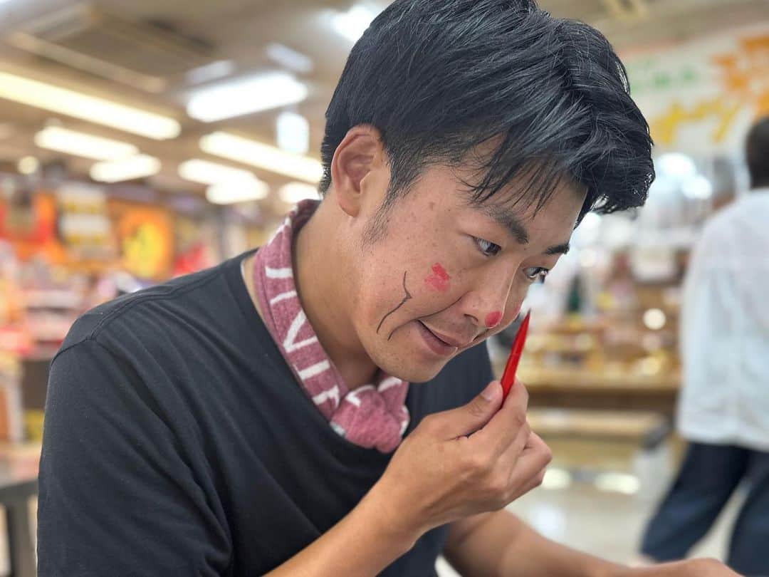 高坂友衣さんのインスタグラム写真 - (高坂友衣Instagram)「. ハレのちあした 先週のハレのちおやつは 八戸市のマルシャンから。  昭和55年から続く 八食センターの中のパン屋さん。 もちもち食パンに 玉ねぎたっぷりオニオンブレッド 草大福が入ったもちもちドーナツ🍩  今回も いさばのとっちゃが来てくれました。 とっちゃと一緒にパン食べました。 とっちゃ、また来てね。  #とっちゃが持ってきた謎の仮面とマント」9月27日 17時22分 - yui_kosaka828