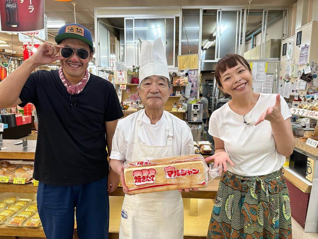高坂友衣のインスタグラム：「. ハレのちあした 先週のハレのちおやつは 八戸市のマルシャンから。  昭和55年から続く 八食センターの中のパン屋さん。 もちもち食パンに 玉ねぎたっぷりオニオンブレッド 草大福が入ったもちもちドーナツ🍩  今回も いさばのとっちゃが来てくれました。 とっちゃと一緒にパン食べました。 とっちゃ、また来てね。  #とっちゃが持ってきた謎の仮面とマント」