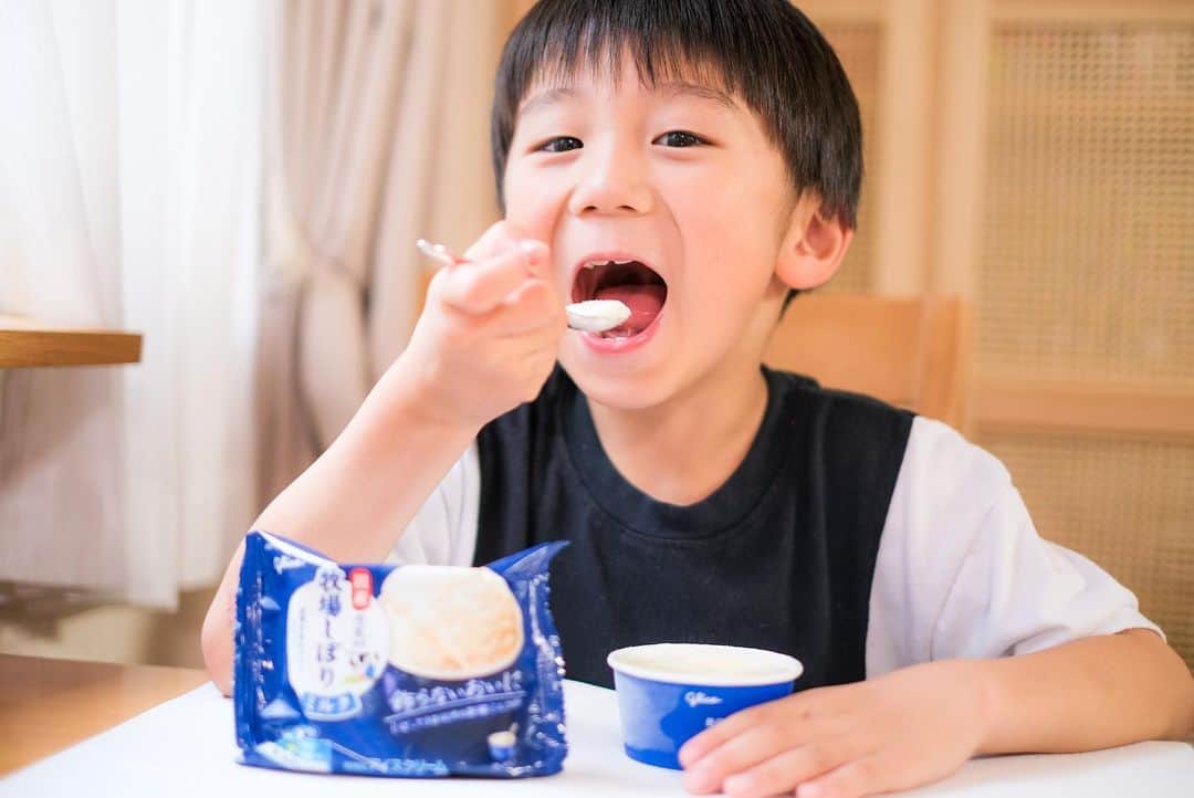 Ai.tのインスタグラム：「昊也が1番好きなアイスはミルク味のアイスなんだよね🫶💕 .  牧場しぼりは国産の生乳、乳製品、卵黄をはじめ、その他原料も全て国内製造の食品素材だけで作り上げたアイスクリームなんだよ❤️  .  だから生乳のコクと雑味のないすっきりした後味が楽しめるの！  また生乳は、しぼって3日以内の新鮮な国産生乳を使用！  昊也は「わー！これは高級アイスだ！」って喜んでたほどおいしいの😋  全部食べてもなお、もっと食べたかったー！おいしかったーって大満足みたい！  おいしいから食べてみて！って私や渚にもお裾分けしてくれたよ🥰  .  .  食品素材だけで作られているからこその、純粋な素材本来のおいしさを楽しめる！  .  #PR  #Glico  #牧場しぼり  #アイスクリーム」