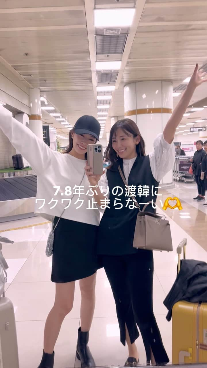 shizuka.watanabeのインスタグラム：「９月25日　韓国旅行１日目✈︎  美容メインで友達と弾丸韓国旅行してきた!!!! 1泊2日でクリニック2つ行ってきたよ♪  １日目【オールリディング整形外科】　@alllitingpsjpn  江南駅11番出口を出てすぐ！クリニックには日本語を話せる方が沢山いるので韓国語出来なくて不安だなーって思っても安心だよ🫶  事前LINE（日本語対応）では リジュラン2cc➕水光注射2ccで お願いしてたけど....  カウンセリングで毛穴が気になるから リジュラン2cc➕スキンボトックスに変えてもらったよ！  リジュランはボリュームを出すヒアルロン酸とは違い、肌の再生を促す施術。肌そのものが本来持つ性質の向上をサポートしてくれて、自然な若々しさが期待できる施術だよー！  私調べに寄ると韓国でやると日本の半額以下‼️ こらはやるしかないよねー！と1番やりたかった施術です🙌  気になる痛みはまぁ痛いよね...手打ちだし！w 痛くないとは言えないけど我慢できなくないし、効果あるならまた受けたいなって思た！（☜今２日目でまだダウンタイム中〜）ダウンタイムの経過も報告するね♪  痛み逃しのぬいぐるみを抱っこして頑張ってきたよ💗  みんな韓国でクリニックに行ったりしてるけど... 【オールリディング美容外科】しっかりした日本語対応で凄く良かったクリニックだよ〜🏥 （次の渡韓も絶対に来ます👆）  #韓国 #韓国旅行 #韓国情報 #リジュラン #スキンボトックス #韓国美容 #渡韓 #韓国クリニック #オールリティング整形外科 #韓国整形」