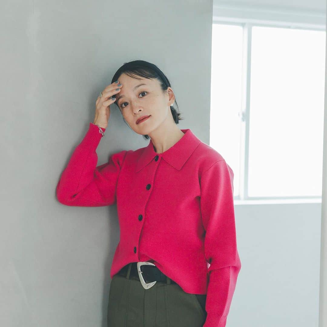 オブレクトのインスタグラム：「Miyako Takayama × oblekt 🌿   高山都さんとの秋の最新コラボアイテム、大変ご好評いただきありがとうございます✨  こちらは衿つきニットカーデ Color.ブラック/ピンク ￥17,600(税込)  しっかりとしたハリ感のあるミラノリブ編み地で、プルオーバーとしてもカーディガンとしても使えるアイテムです🌿 トレンドのクロップド丈、ボックスシルエットのカーディガン✨ ベーシックながらも、配色のボタンがさりげないポイントとして主張し、シンプルながらも幅広いスタイリングで活躍してくれる一枚です✨  他にもリバティー柄プリントワンピースやニットメルトンワンピース など今すぐ着られて冬まで楽しめるアイテムが揃います✨  詳しくはoblekt 公式オンラインストアをご覧ください🌿  #oblekt #オブレクト #高山都 さん」