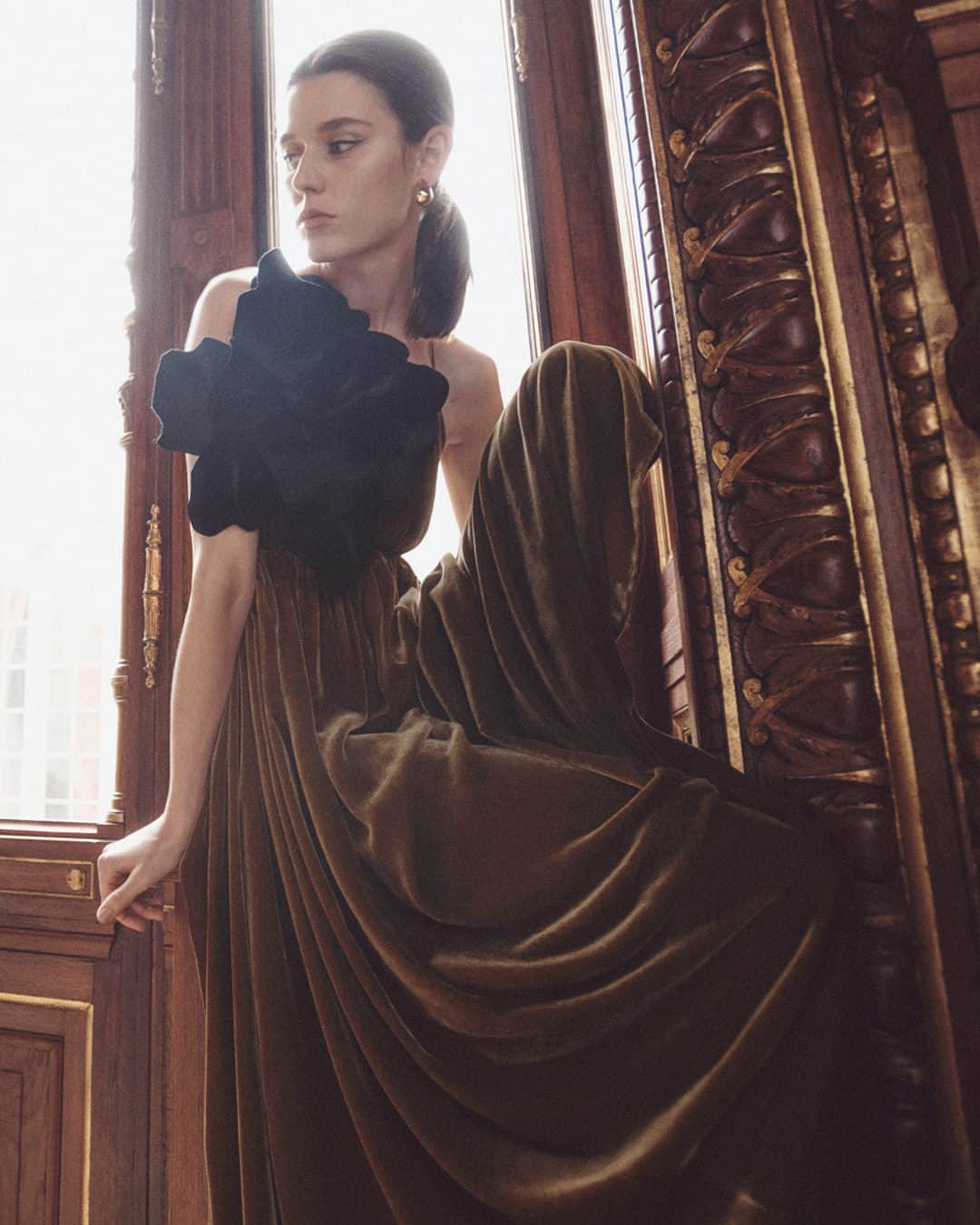 ジマーマンのインスタグラム：「Behind the Scenes: The Sensory Velvet Dress and Velvet Flower Brooch captured for Fall 23. #Luminosity #Fall23 #zimmermann」