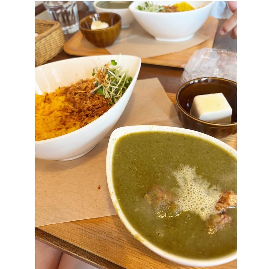 松尾翠さんのインスタグラム写真 - (松尾翠Instagram)「世界一愛しているカレー @kaoruko1216   カレーというか、これはもう養生食。 エナジーチャージでマスト！ フレッシュハーブを使っているから、季節や日によって少しずつ変化があって楽しい。フレッシュハーブとジンジャー、ボーンブロススープ、鶏むね肉の唐揚げが中に隠れている最強栄養食🥹 かおるこさんとのおしゃべりと情報交換も止まらない。 今月の私たちのもっぱらの話題は「砂浴」なのであーる。 それから糠、脳波、ネパールと、尽きない♾ から、通う🫣  とにかく今は馬力が必要な毎日。飽きもせず玄米酵母ドリンク毎日作って、それ持って超ローカルな本格酵素浴行って、その足でハーブカレー、が、私の暮らしを支えてくれる免疫強化時間です🏃  今月は忙しかったし、来月はいよいよ、人生の大旅行3人子連れ旅でネパールの山に行くので🏔 かぁちゃんも父ちゃんも絶対に倒れられんしな！！ 鋼のボディとメンタルを作るべく(←) 免疫と私はもう少し筋肉量高めるべく、、あれこれと身体を調整してます🏃 あと今回ばかりは、未知すぎて早くから荷造り🤔  かおるこさんから分けてもらった「20年ものの梅干し」 今年作った1年生の自家製梅干と合わせて、山に持ってきます！  ネパールに詳しい方がいたら、情報お待ちしています🇳🇵  現地で会いませう🇳🇵🇯🇵🇺🇸🏃 @kunikoatc  @ryu_kawajiri ファミリー  P.S.誤解なきよう、福永家は一番、全然ハードに歩かないことをお伝えします😂  #ハーブカレー #京都暮らし #京都グルメ #カレー部 #自然派 #植物療法 #食養生 #免疫力アップ #筋肉量アップ #動作学 #3kidsmama#子連れ登山#子連れ旅行 #ネパール」9月27日 17時32分 - midori.matsuo_official