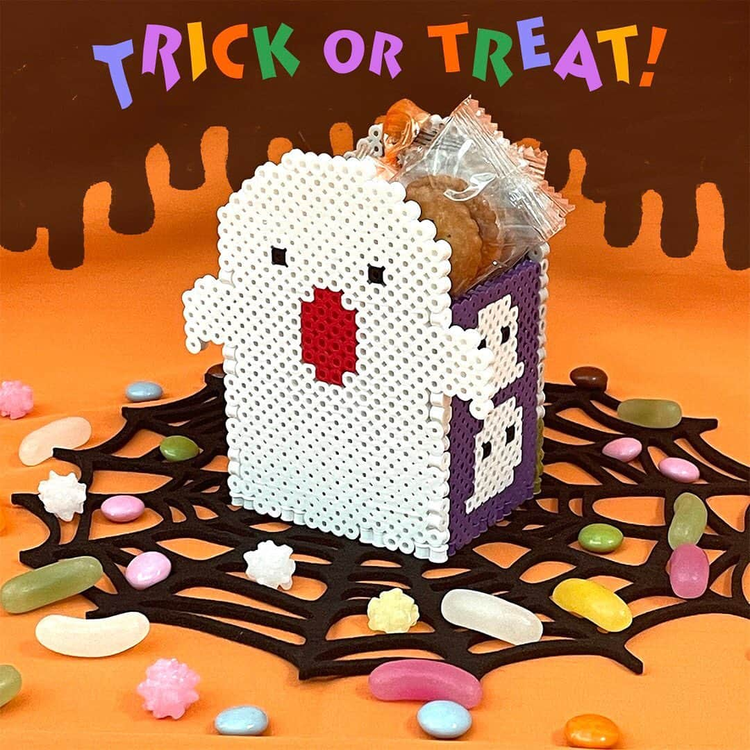 PerlerbeadsJP（パーラービーズ）さんのインスタグラム写真 - (PerlerbeadsJP（パーラービーズ）Instagram)「👻🪦🍬 来月にはハロウィン🎃そこで今日はおばけモチーフの小物入れをご紹介👻✨お好きなお菓子を入れればキャンディボックスにもなるので、ぜひ作ってお楽しみ頂けたら嬉しいです☺️  図案シートはプロフィールのリンクからぜひご覧ください🍬 ▷ @perlerbeads_jp  また、ハロウィンモチーフの投稿は、上部の「まとめ」（開いた本のマーク📖）にて一覧掲載しています♪合わせてぜひご覧ください❣️  ※下絵シートをパソコン等で出力される際は、印刷設定を等倍にして頂きますと、プレートサイズとぴったりの状態でお楽しみ頂けます。 ……………………………………………………………… #おうち遊び #室内遊び #指先遊び #色遊び #季節の製作 #秋の製作 #ハロウィン製作 #製作遊び #ハロウィン #halloween #happyhalloween  #ハロウィンパーティー #トリックオアトリート  #おうちでハロウィン #ハロウィン飾り #おばけモチーフ #雨の日の過ごし方 #雨の日の遊び #子どもとの暮らし #ハンドメイド初心者 #子どものいる暮らし #おうち時間 #アイロンビーズ #ironbeads  #アイロンビーズ立体 #perlerbeads #パーラービーズ #beadsart @kawadatoys_official」9月27日 17時35分 - perlerbeads_jp