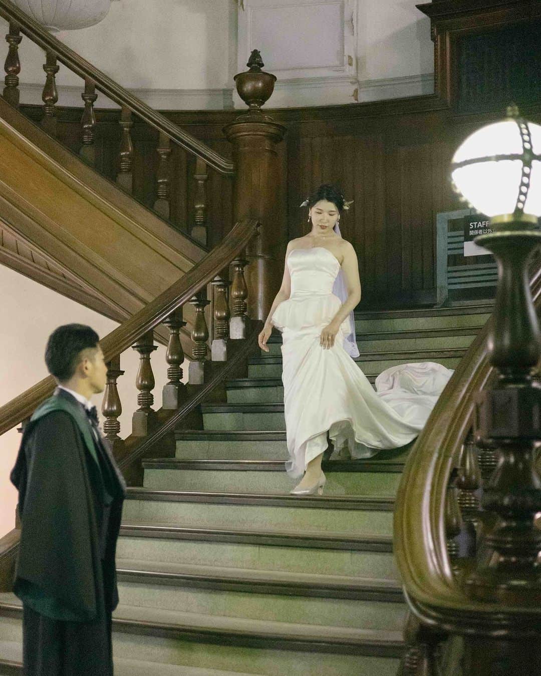 ラヴィ•ファクトリーさんのインスタグラム写真 - (ラヴィ•ファクトリーInstagram)「. 【写真で叶える結婚式】 . 大階段を使ってダイナミックで ロマンチックなお写真📸  階段の段差が花嫁さまの ドレスのトレーンを美しく魅せてくれます👗✨ . —————— ラヴィファクトリー:@osaka_laviephotography Photographer: @chifuyu_photography AREA:JAPAN,OSAKA —————— @laviefactoryをフォローして #laviefactory #ラヴィファクトリー のハッシュタグをつけて お写真を投稿してみてくださいね✳︎ . こちらの公式IG（@laviefactory） で取り上げさせていただきます✨ . 思わず笑顔になれるハートのある 「家族写真」はラヴィクルール* >>>@laviecouleur_official . #wedding #weddingphotography #photo #ハートのある写真 #instawedding #結婚写真 #ウェディング #ウェディングフォト #撮影指示書 #ロケーションフォト #前撮り #写真好きな人と繋がりたい #フォトウェディング #卒花 #後撮り #ウェディングニュース #前撮り小物 #前撮りフォト #前撮りアイテム #ウェディング撮影 #撮影構図 #前撮りアイディア #撮影指示書 #花嫁コーディネート #花嫁コーデ #洋装ロケフォト #中之島 #大阪花嫁」9月27日 17時35分 - laviefactory