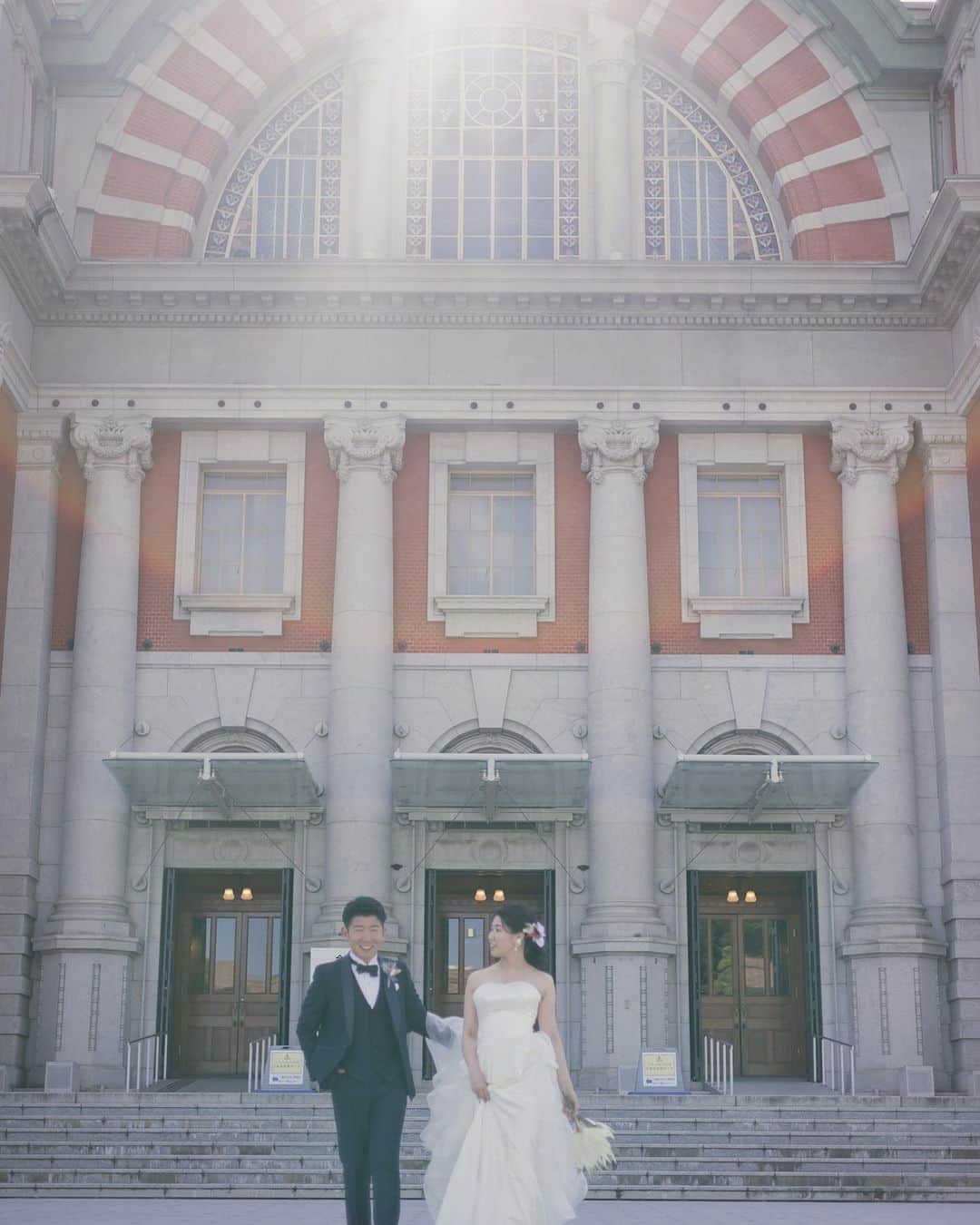 ラヴィ•ファクトリーさんのインスタグラム写真 - (ラヴィ•ファクトリーInstagram)「. 【写真で叶える結婚式】 . 大階段を使ってダイナミックで ロマンチックなお写真📸  階段の段差が花嫁さまの ドレスのトレーンを美しく魅せてくれます👗✨ . —————— ラヴィファクトリー:@osaka_laviephotography Photographer: @chifuyu_photography AREA:JAPAN,OSAKA —————— @laviefactoryをフォローして #laviefactory #ラヴィファクトリー のハッシュタグをつけて お写真を投稿してみてくださいね✳︎ . こちらの公式IG（@laviefactory） で取り上げさせていただきます✨ . 思わず笑顔になれるハートのある 「家族写真」はラヴィクルール* >>>@laviecouleur_official . #wedding #weddingphotography #photo #ハートのある写真 #instawedding #結婚写真 #ウェディング #ウェディングフォト #撮影指示書 #ロケーションフォト #前撮り #写真好きな人と繋がりたい #フォトウェディング #卒花 #後撮り #ウェディングニュース #前撮り小物 #前撮りフォト #前撮りアイテム #ウェディング撮影 #撮影構図 #前撮りアイディア #撮影指示書 #花嫁コーディネート #花嫁コーデ #洋装ロケフォト #中之島 #大阪花嫁」9月27日 17時35分 - laviefactory