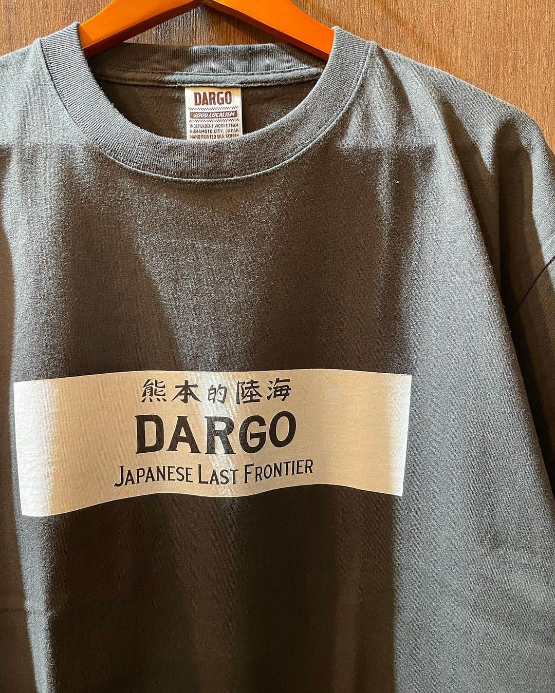 DARGO T-shirt &Sign Artさんのインスタグラム写真 - (DARGO T-shirt &Sign ArtInstagram)「⠀ 熊 本 的 陸 海 2023aw - Spot Item. 10/1(日)  甲佐蚤の市にて発売！ 　 　 映画タイトル風なボックスロゴ シンプルな1刷版のT-shirtです。 甲佐蚤の市限定で発売いたします。少量生産！ 　 　 【DARGO】 "熊 本 的 陸 海" T-shirt color：random size：M, L, XL, XXL price：3300yen（in tax） 　 　 #dargojapan #dargo2023aw #ダーゴ #アメカジ #熊本 #熊本市 #熊本tシャツ #kumamoto #kumamotocity」9月27日 17時36分 - dargo_japan