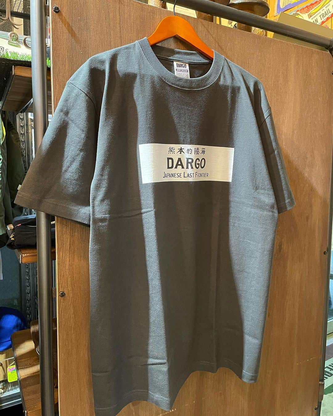 DARGO T-shirt &Sign Artさんのインスタグラム写真 - (DARGO T-shirt &Sign ArtInstagram)「⠀ 熊 本 的 陸 海 2023aw - Spot Item. 10/1(日)  甲佐蚤の市にて発売！ 　 　 映画タイトル風なボックスロゴ シンプルな1刷版のT-shirtです。 甲佐蚤の市限定で発売いたします。少量生産！ 　 　 【DARGO】 "熊 本 的 陸 海" T-shirt color：random size：M, L, XL, XXL price：3300yen（in tax） 　 　 #dargojapan #dargo2023aw #ダーゴ #アメカジ #熊本 #熊本市 #熊本tシャツ #kumamoto #kumamotocity」9月27日 17時36分 - dargo_japan