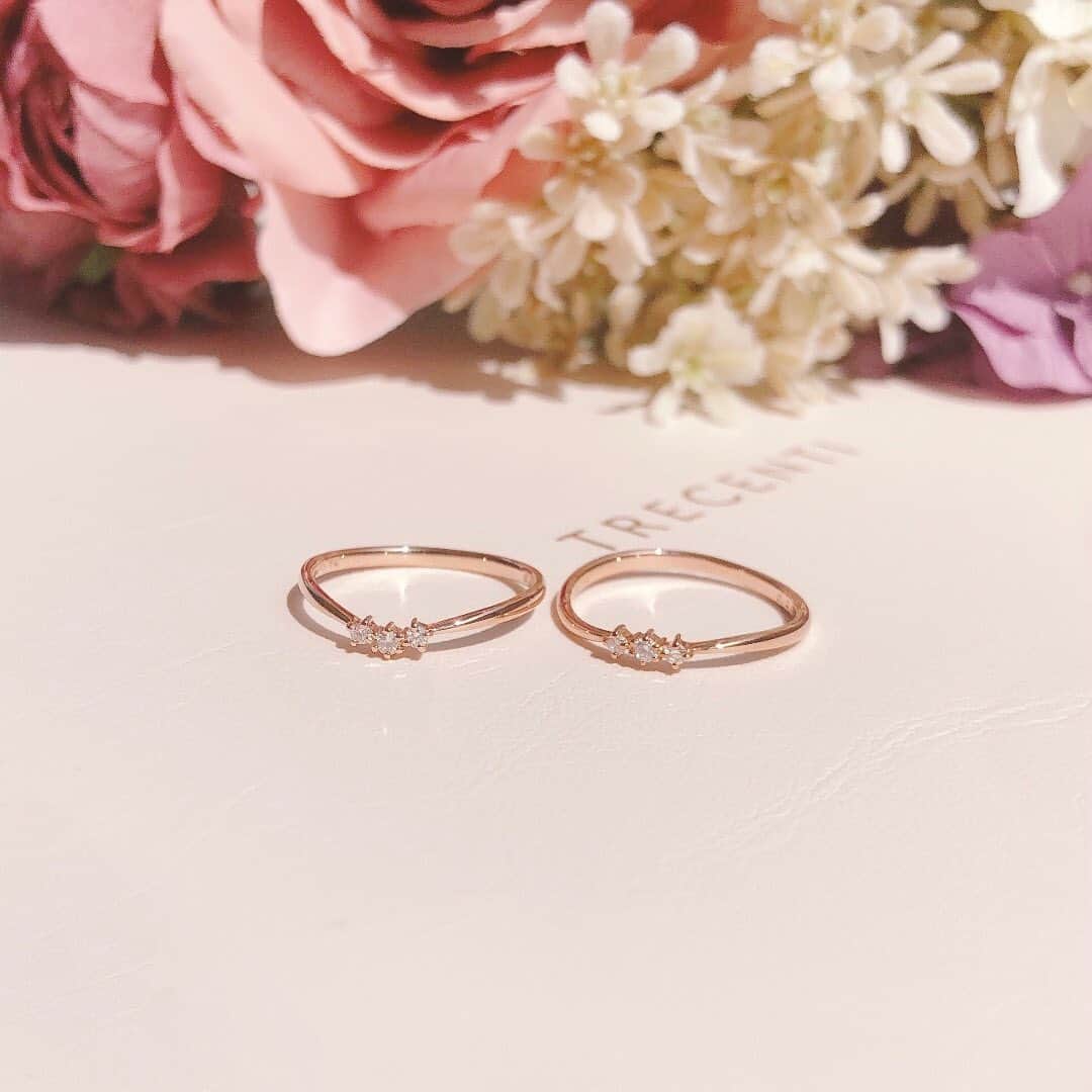 TRECENTI トレセンテのインスタグラム：「anniversary jewelry すっきりとしたボリュームに、3石のダイヤモンドが映えるデザイン。 重ね付けや、ピンキーリングにもおすすめです。  ----------------------------------------------  #トレセンテ #trecenti  #婚約指輪 #結婚指輪 #エンゲージリング #マリッジリング #ブライダルリング #ブライダルジュエリー #アニバーサリージュエリー #記念日ジュエリー #プレゼント #指輪選び #指輪探し #ダイヤモンド #ピンクゴールド #婚姻届 #プレ花嫁 #プレ花嫁さんと繋がりたい #日本中の花嫁さんと繋がりたい #日本中のプレ花嫁さんと繋がりたい #ブライダル専門店 #結婚式前撮り #全国のプレ花嫁さんと繋がりたい #プロポーズ #サプライズプロポーズ #プロポーズ準備 #重ねづけ #重ねづけリング #セットリング」