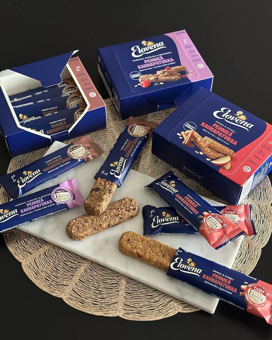 のインスタグラム：「🍫🍎🫐 . フィンランドで人気の健康食品 「Elovena(エロヴェナ @elovena.jp )」が日本初上陸✈️ 代表商品であるオートミールバーを食べてみたよ😋🇫🇮✨ . フィンランド産のオーツ麦を使用、 食物繊維、ミネラル、鉄分、マグネシウムなど 多くの栄養素が詰まっていて健康的❣️ . ふにゃっとしたやわらかい食感で、 フルーツ感やチョコレート感をしっかり感じられて すごく美味しい😆🩷 私はよくトレーニングの前後に食べたり、 小腹が空いたら食べてます😋 ダイエット中のおやつとしてもピッタリだよ🙆‍♀️ . #PR  #Elovena  #エロヴェナ #エロヴェナオートミールバー  #オートミールバー #健康食品  #ダイエット食品  #スーパーフード」