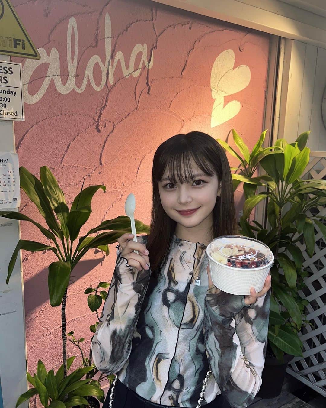 夏川メガンのインスタグラム：「昨日友達と放課後アサイーボウル食べに行ってきた💕  美味しかった😋   #アサイーボウル  #高校生 #放課後 #jkブランド  #今日好きになりました」