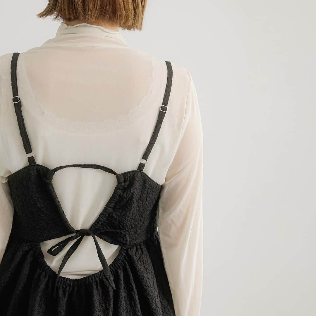 Lugnoncure（ルノンキュール）さんのインスタグラム写真 - (Lugnoncure（ルノンキュール）Instagram)「【Recommend Style】 ⁡ ポコポコとした素材のジャカードワンピースに、光沢感があり上品なベロアトップを合わせて華やかな雰囲気を演出。  マウンテンパーカーを羽織ってカジュアルダウンさせたスタイリングもおすすめです。 ⁡ ワンピースは、ふんわりとしたシルエットを描くギャザー切替とバックリボンがポイント。 ⁡  ⁡ ------------------------------------------ ⁡ #one-piece ¥7,590(tax incl.) _No.1107518 beige/black ⁡ #pullover ¥4,290(tax incl.) _No.1213056 off-white/gray/black ⁡ #coat ¥6,490(tax incl.) _No.1304822 gray/khaki/navy ⁡ ------------------------------------------  ※タグのついていないアイテムもオンラインショップに順次入荷いたします。 ⁡ ※商品画像は、撮影環境やご利用のPC・スマートフォンのモニター環境などにより実物と色味に差異がある場合がございます。 ⁡ ⁡ #lugnoncure #ルノンキュール #オフコーデ #キレイめカジュアル #オフスタイル #休日コーデ #大人カジュアル #カジュアルコーデ #秋コーデ #キャミワンピース #ジャカード  #ベロア #2023aw #canshopig #autumn #fashion」9月27日 17時43分 - lugnoncure