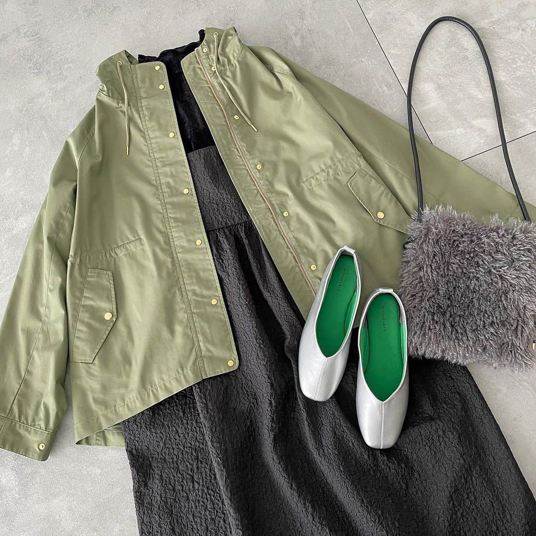 Lugnoncure（ルノンキュール）さんのインスタグラム写真 - (Lugnoncure（ルノンキュール）Instagram)「【Recommend Style】 ⁡ ポコポコとした素材のジャカードワンピースに、光沢感があり上品なベロアトップを合わせて華やかな雰囲気を演出。  マウンテンパーカーを羽織ってカジュアルダウンさせたスタイリングもおすすめです。 ⁡ ワンピースは、ふんわりとしたシルエットを描くギャザー切替とバックリボンがポイント。 ⁡  ⁡ ------------------------------------------ ⁡ #one-piece ¥7,590(tax incl.) _No.1107518 beige/black ⁡ #pullover ¥4,290(tax incl.) _No.1213056 off-white/gray/black ⁡ #coat ¥6,490(tax incl.) _No.1304822 gray/khaki/navy ⁡ ------------------------------------------  ※タグのついていないアイテムもオンラインショップに順次入荷いたします。 ⁡ ※商品画像は、撮影環境やご利用のPC・スマートフォンのモニター環境などにより実物と色味に差異がある場合がございます。 ⁡ ⁡ #lugnoncure #ルノンキュール #オフコーデ #キレイめカジュアル #オフスタイル #休日コーデ #大人カジュアル #カジュアルコーデ #秋コーデ #キャミワンピース #ジャカード  #ベロア #2023aw #canshopig #autumn #fashion」9月27日 17時43分 - lugnoncure